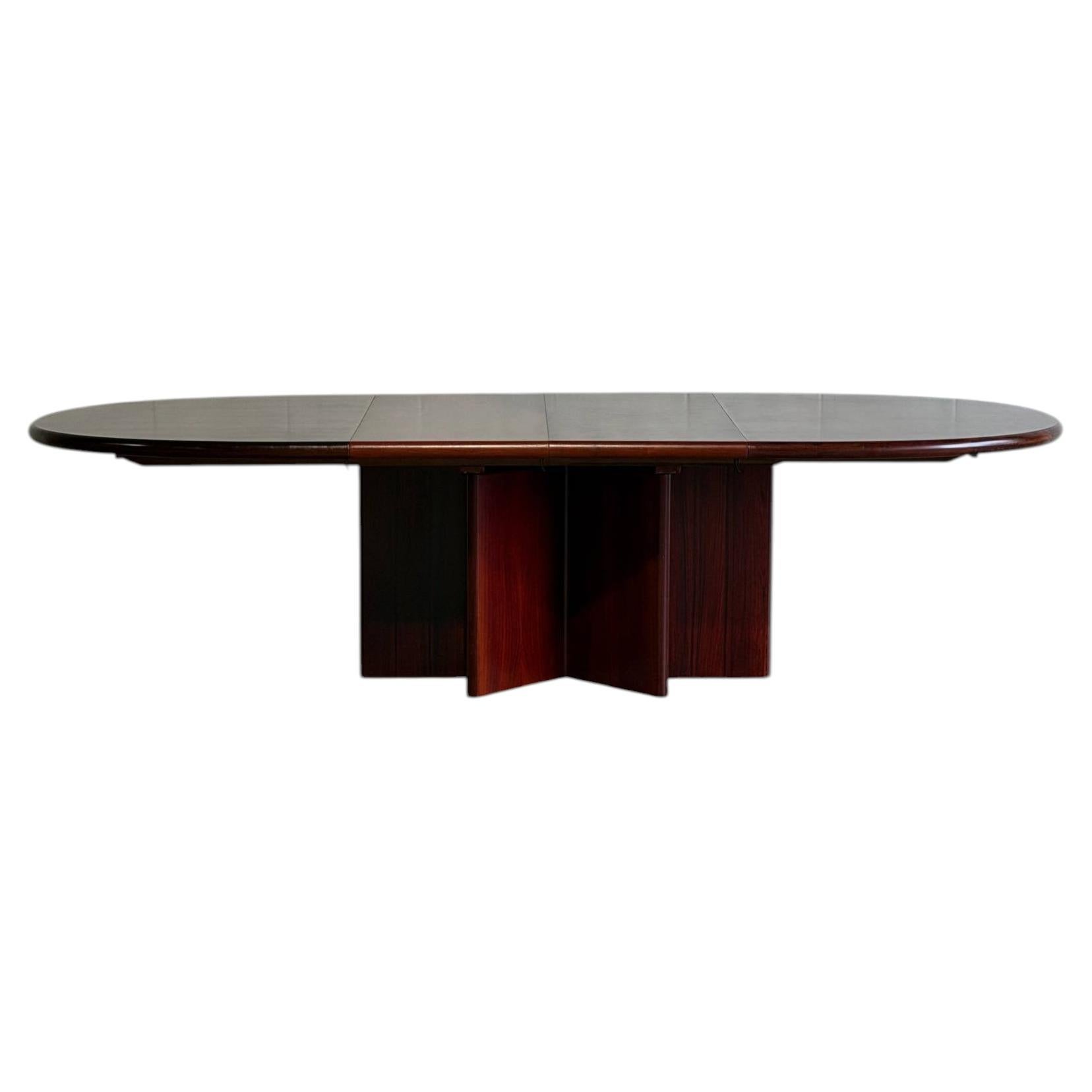 Table à manger ovale extensible en bois de palissandre, avec pied en croix, style Mid-Century Modern, années 1970