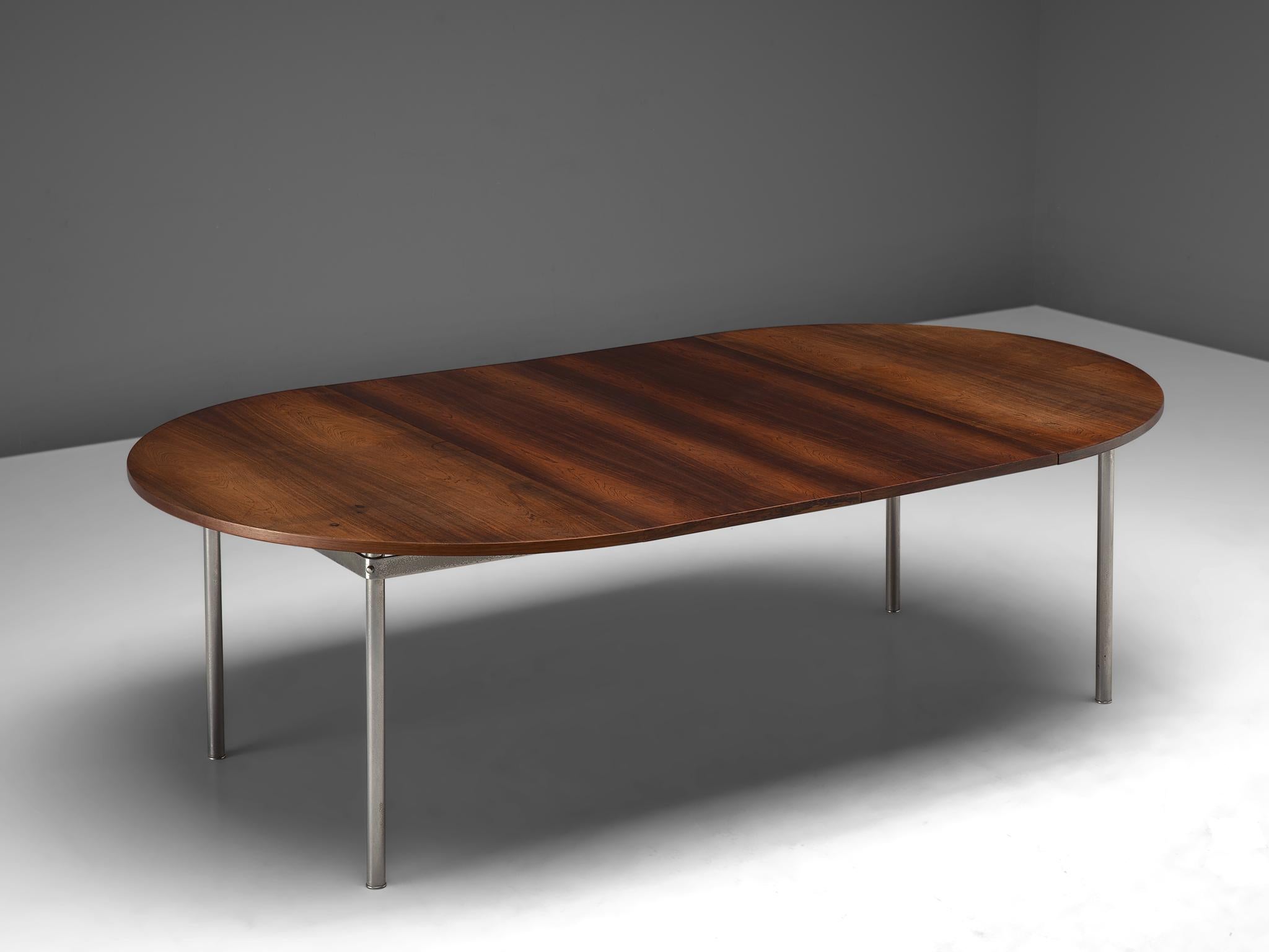 Hans Wegner for Andreas Tuck, extendable dining table, rosewood met metal, Denmark, 1961.

This round centre table with extension leaves is designed by Hans Wegner. The Danish design table consists of a chromed metal frame and features four