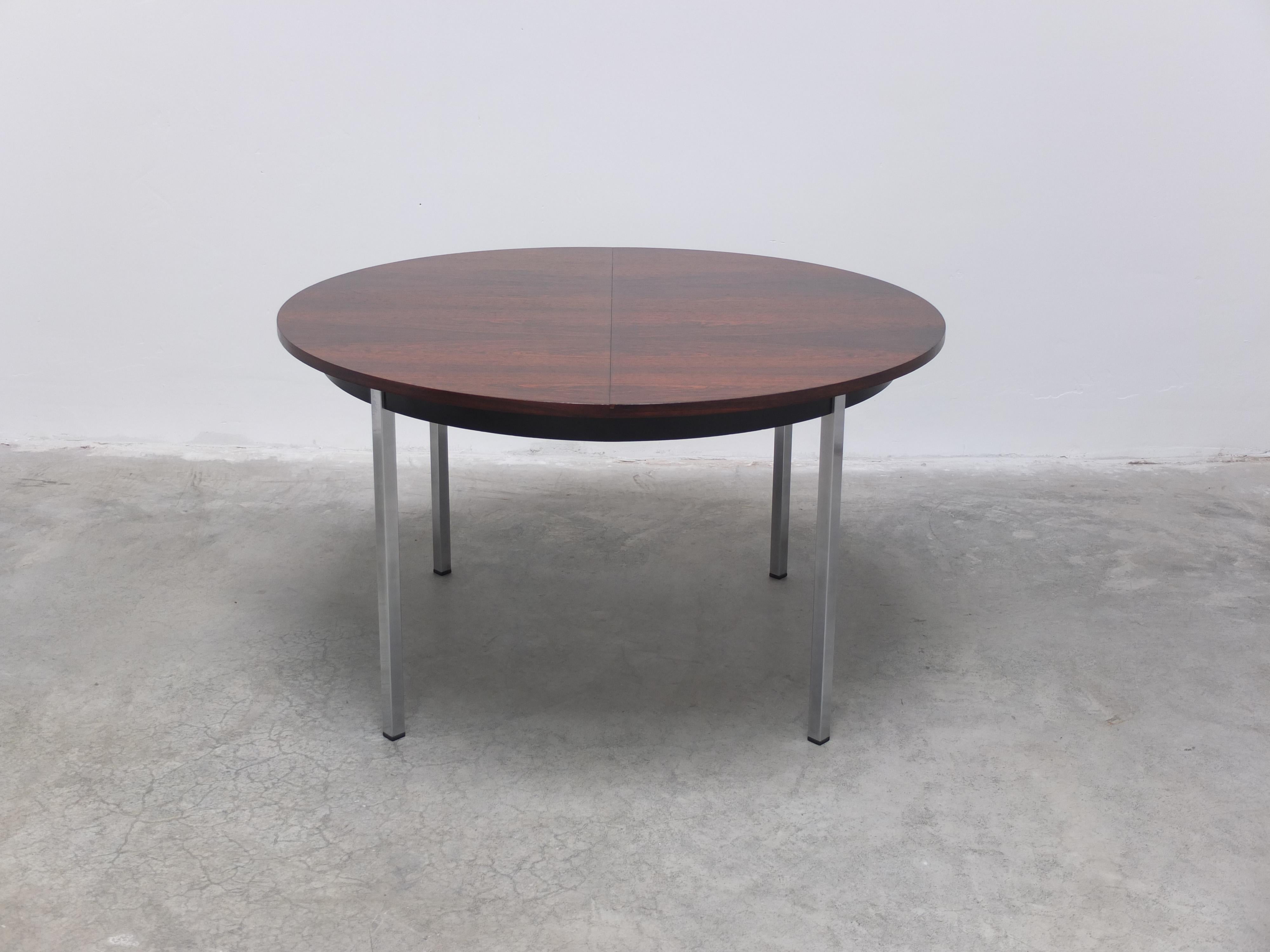 Rare table de salle à manger ronde conçue par Alfred Hendrickx et produite par Belform en Belgique dans les années 1960. Le plateau est orné d'un grain de bois très décoratif. Il peut être étendu à une forme ovale (128-188cm) grâce à un rabat