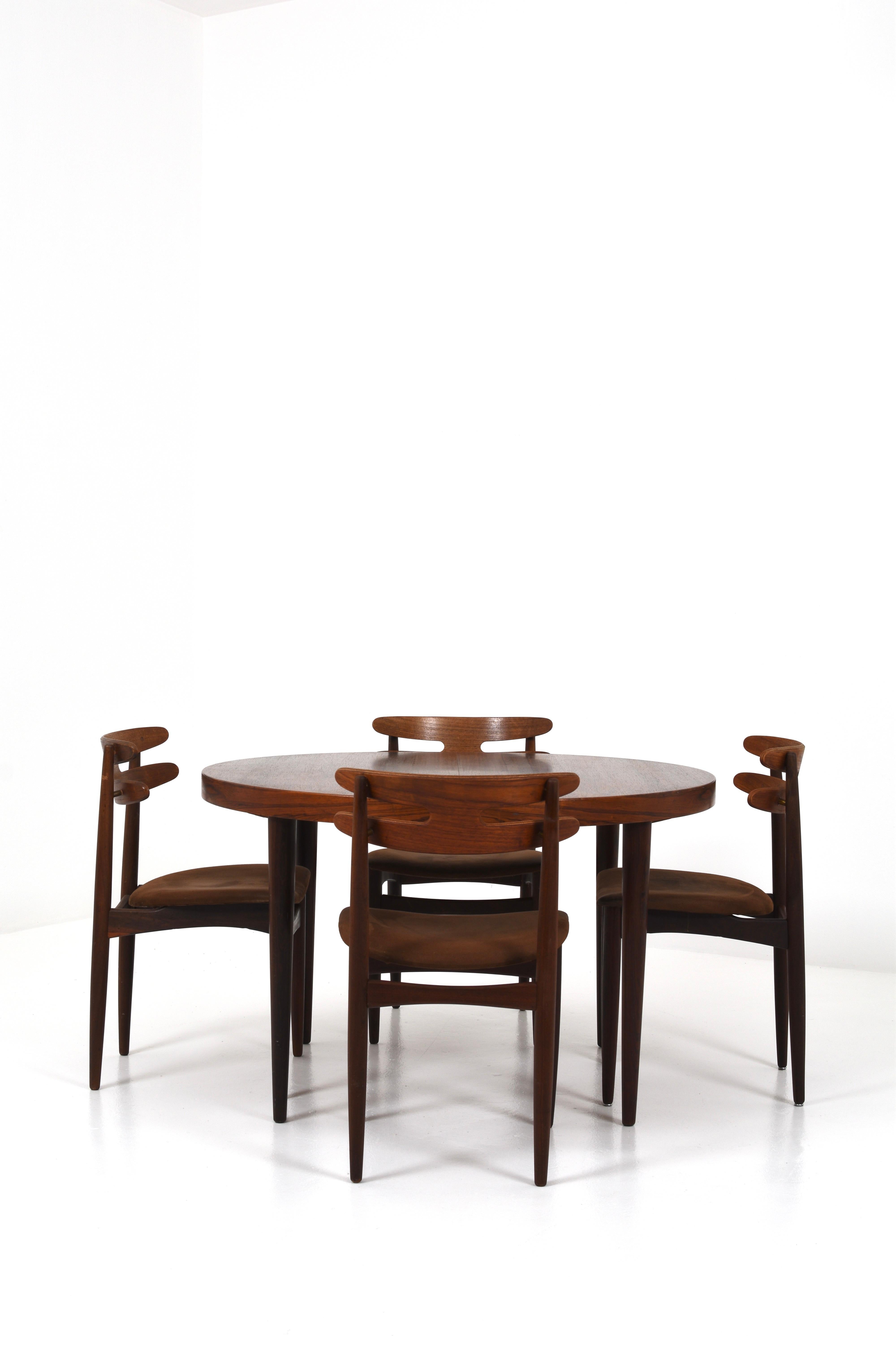 Cette élégante table de salle à manger est une création intemporelle du designer de meubles danois Kai Kristiansen et fabriquée par la célèbre société Feldballes Møbelfabrik au Danemark dans les années 1960.

Kai Kristiansen est connu pour sa