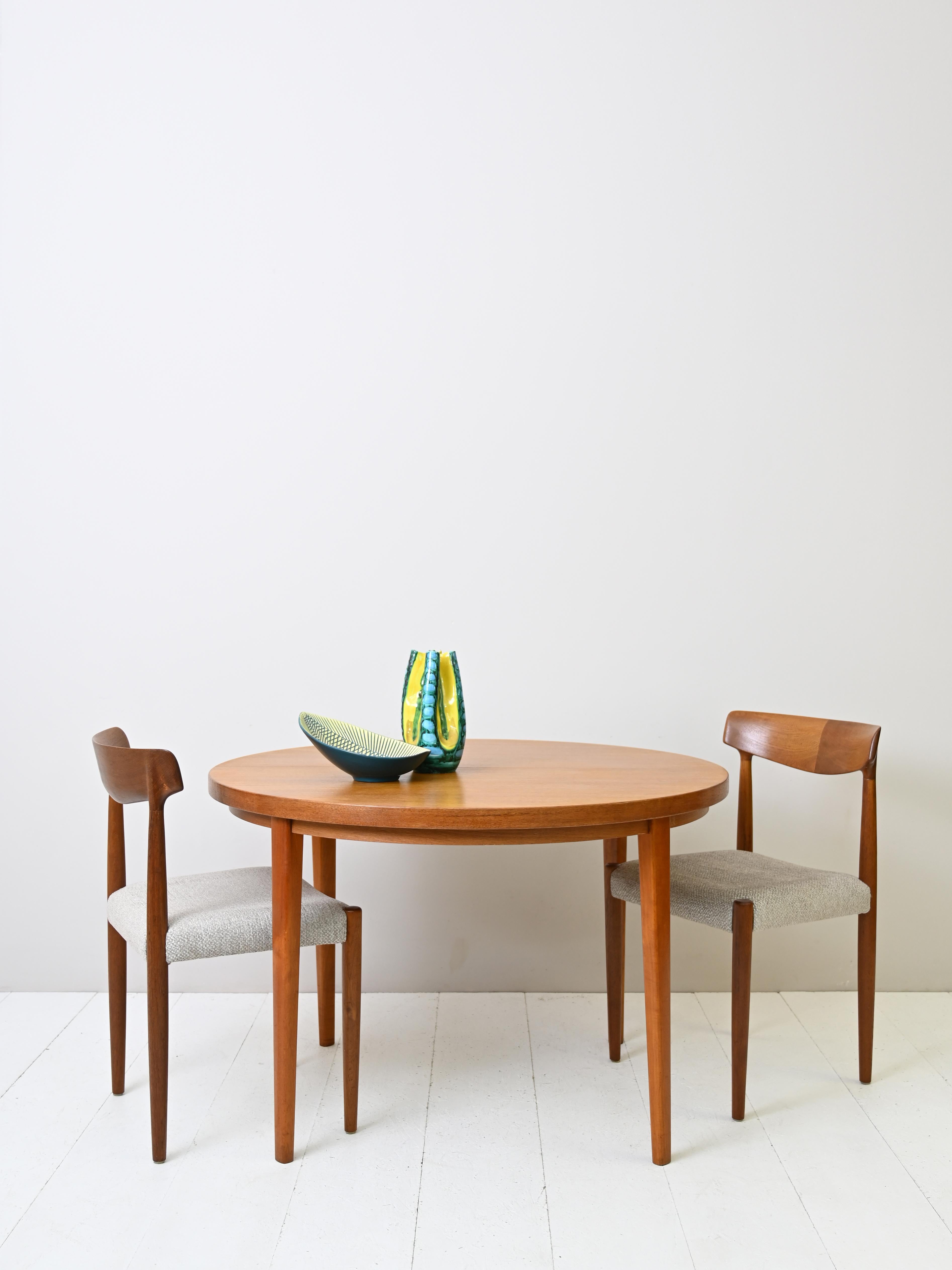 Scandinavian teak table from the 1960s.
Characterized by simple and elegant forms, it allows it to be extended thanks to an axle
additional teak wood board.

AXLE DIMENSIONS 33 CM, TOTAL LENGTH 143 CM

The legs result in perfect harmony with