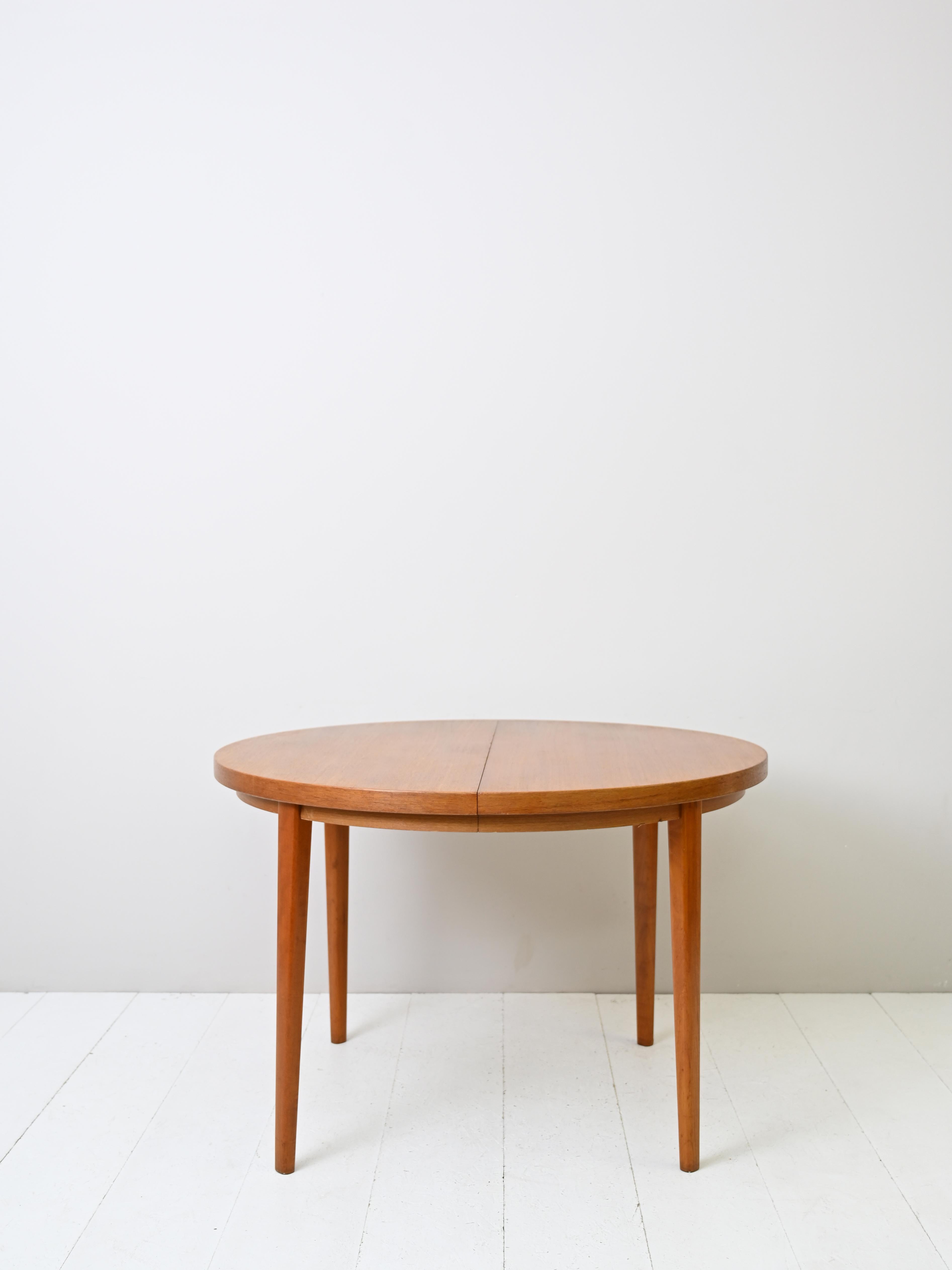 Extendable Round Dining Table In Good Condition In Brescia, IT