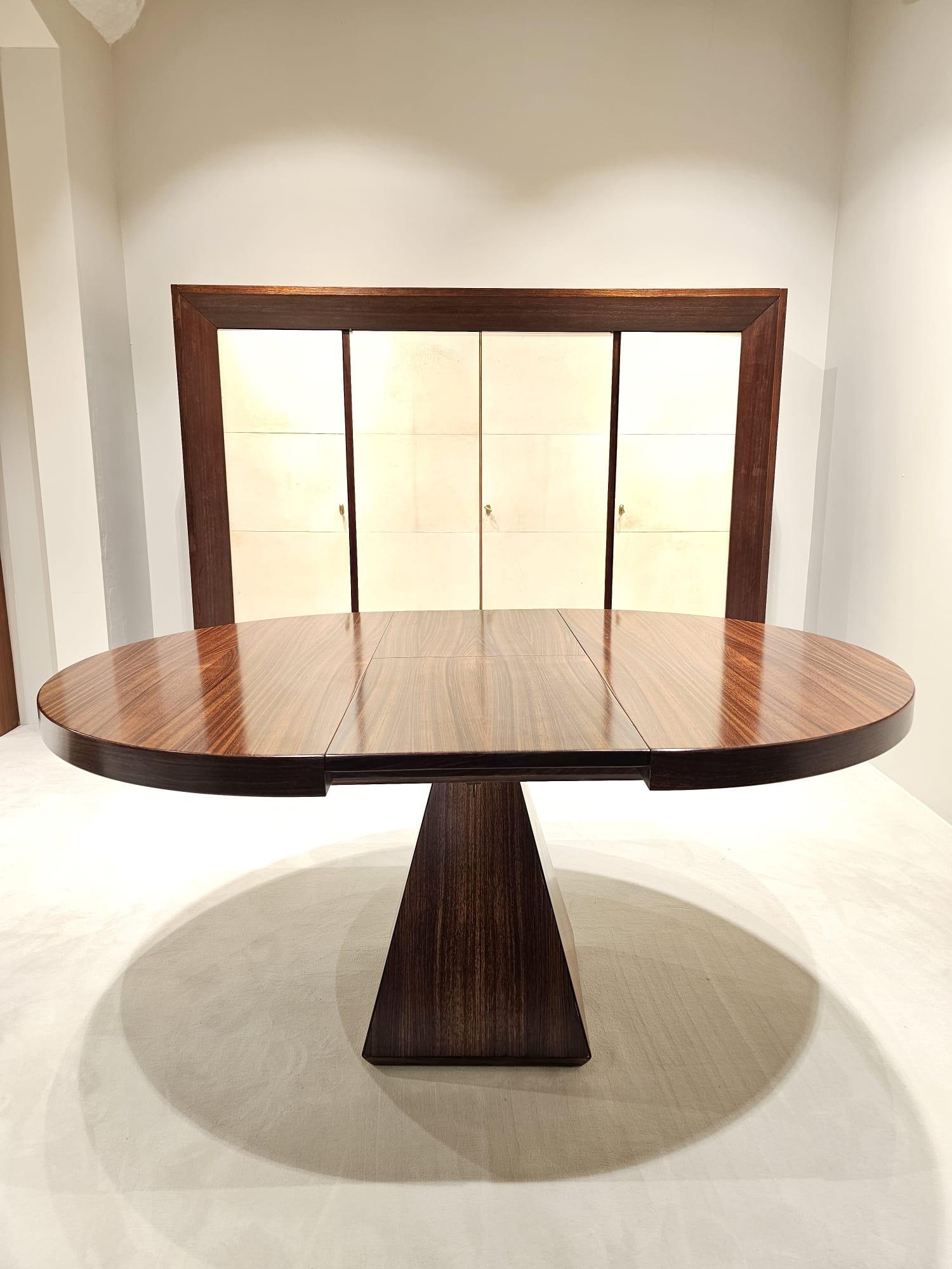 Extendable round dining table in rosewood by designer and architect Vittorio INTROINI

Dimensions: 120 cm, open to 160 cm. Height 72 cm
Good condition
Fully restored

Vittorio INTROINI was an avant-garde architect and designer in the 1960s, making a