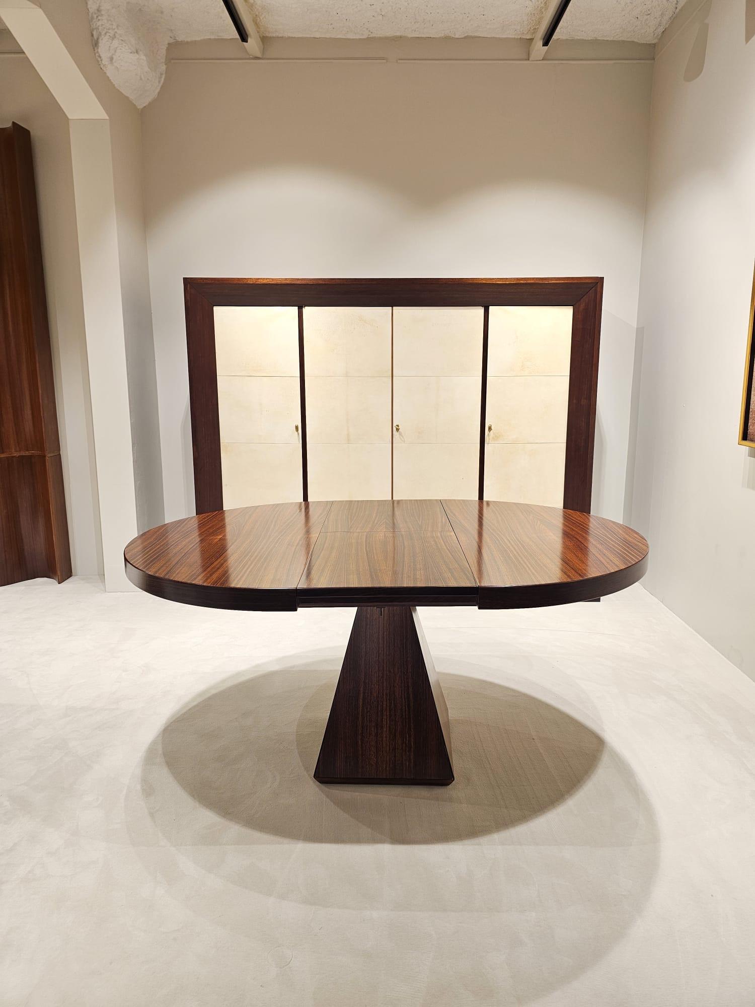 Mid-Century Modern Extendable round dining table in rosewood by Vittorio INTROINI For Sale