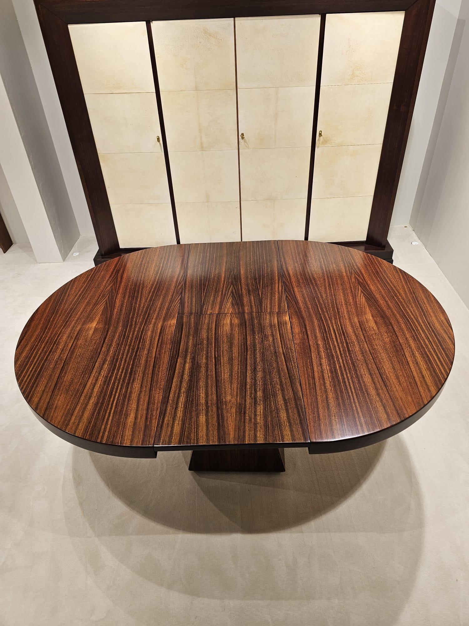 Italian Extendable round dining table in rosewood by Vittorio INTROINI For Sale