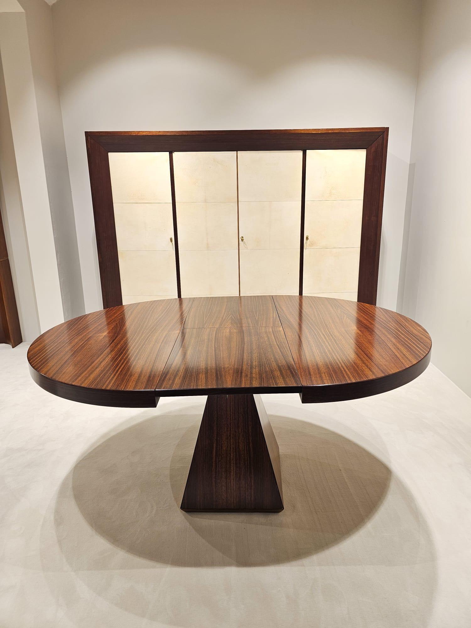 Hand-Crafted Extendable round dining table in rosewood by Vittorio INTROINI For Sale