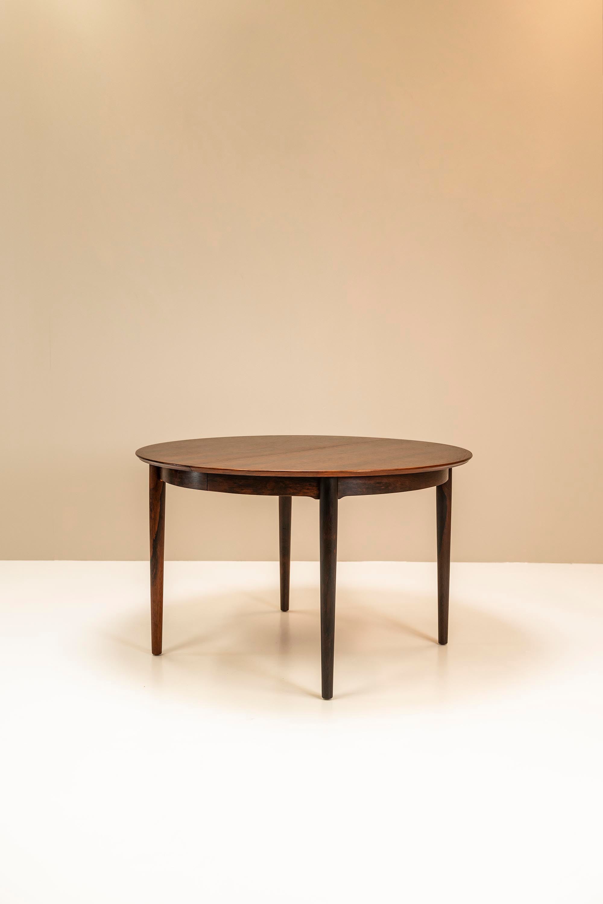 Extendable Danish dining table by Arne Vodder for Sibast in rosewood from the 1950s. We can call this a classic from the mid-century design period. Circular in the smallest shape or a larger oval shape in its largest form. Modest and versatile