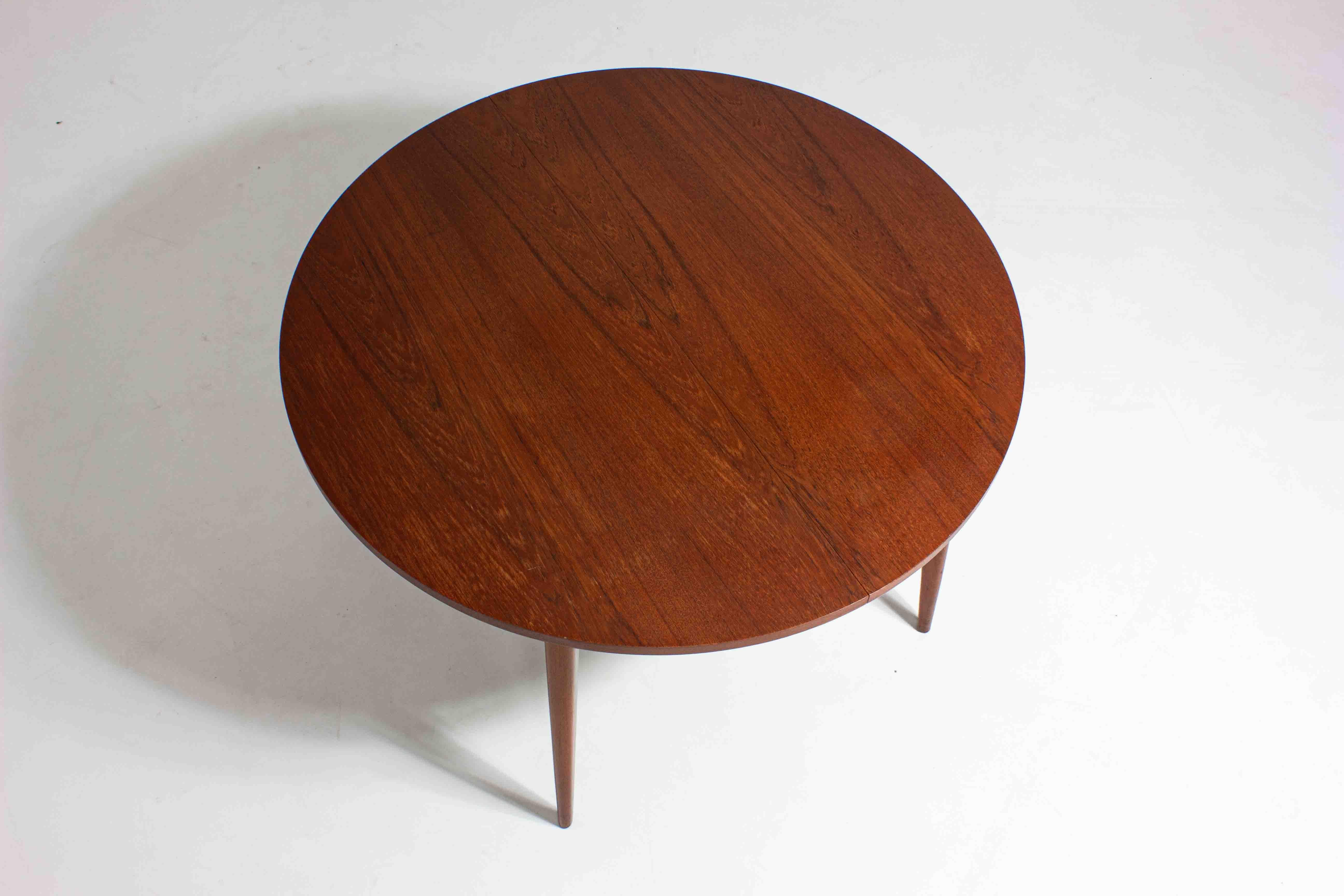 Mid-Century Modern Extendable round dining table in teak, Belgium 1960s For Sale