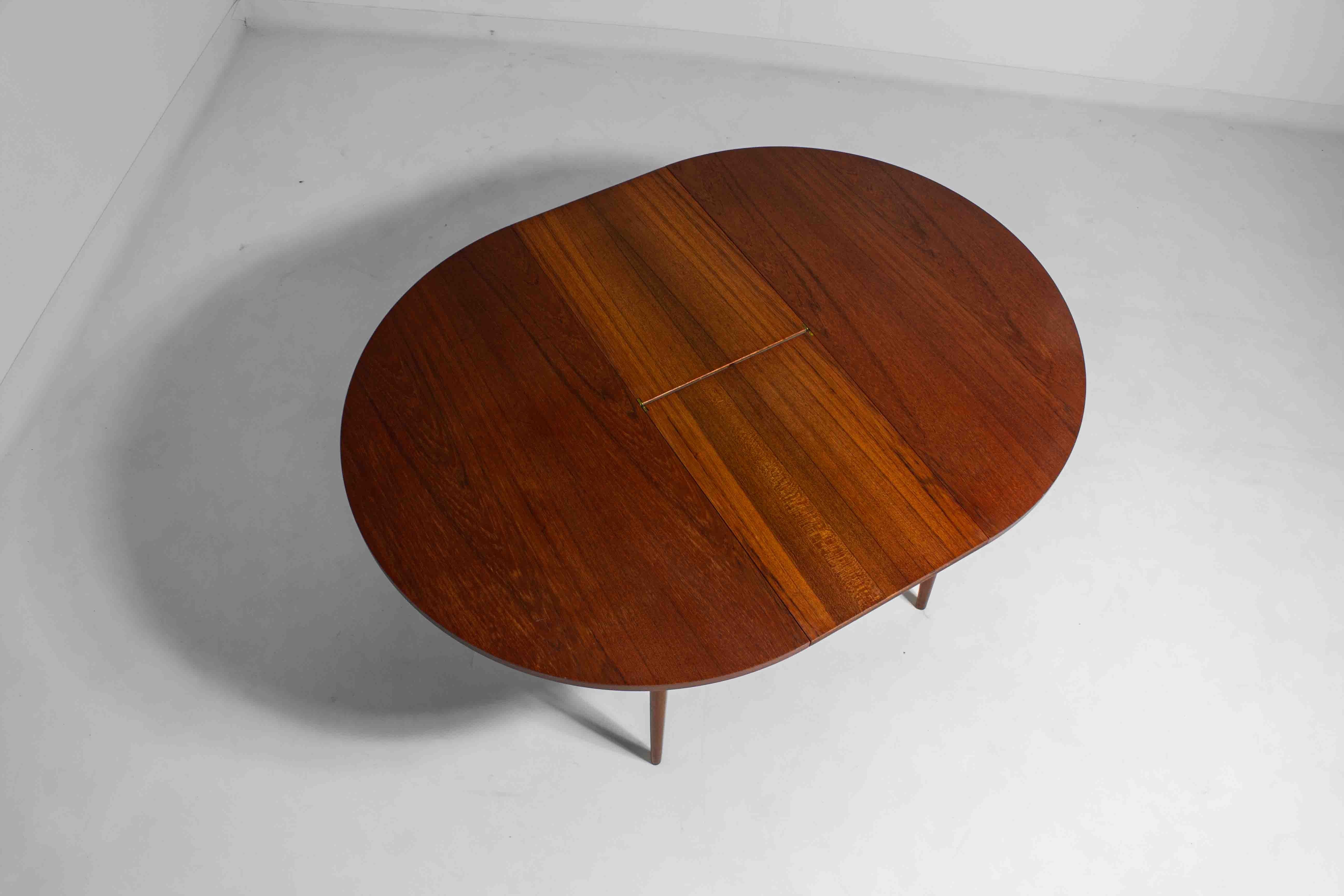 Belgian Extendable round dining table in teak, Belgium 1960s For Sale