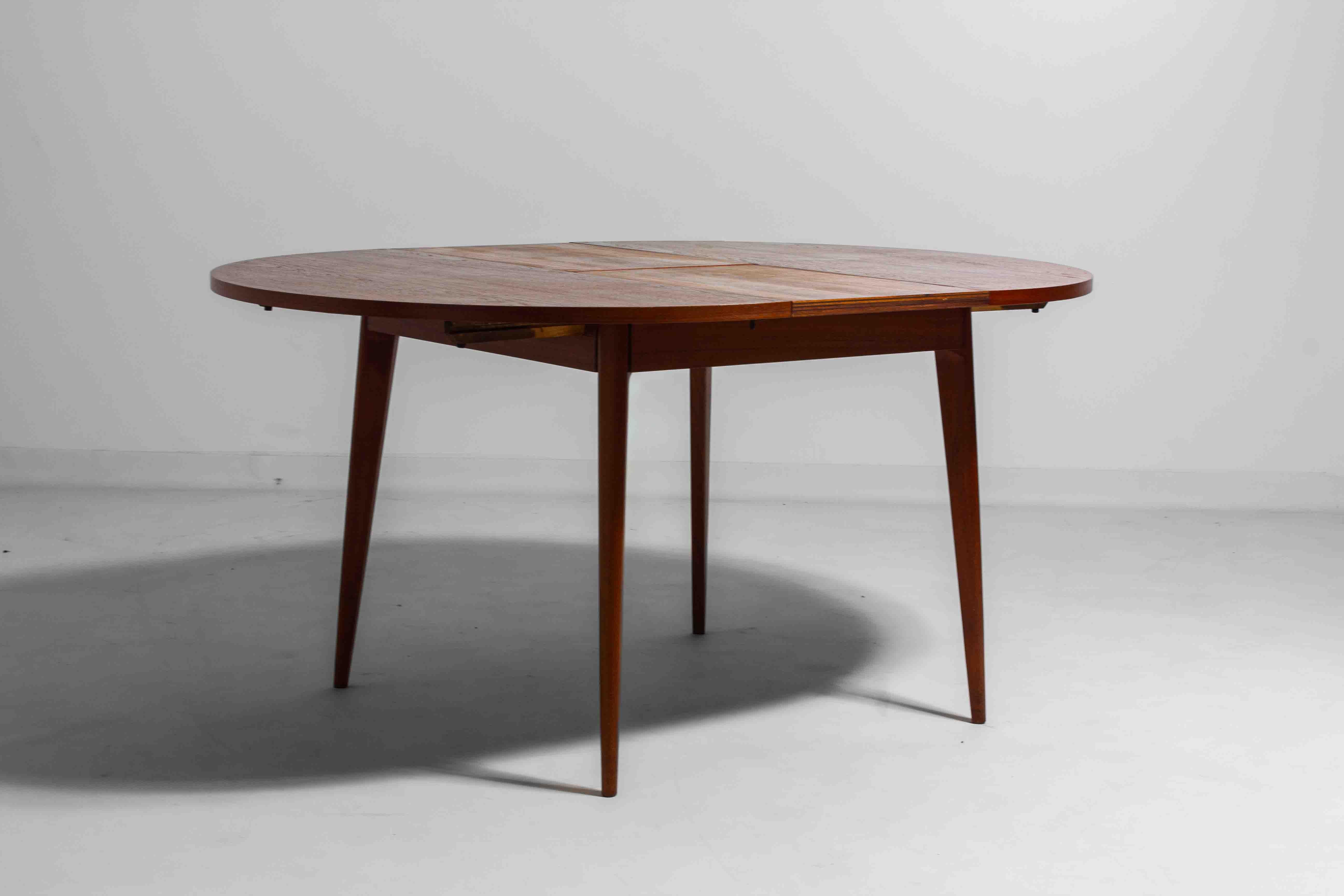 Extendable round dining table in teak, Belgium 1960s In Good Condition For Sale In Antwerpen, VAN