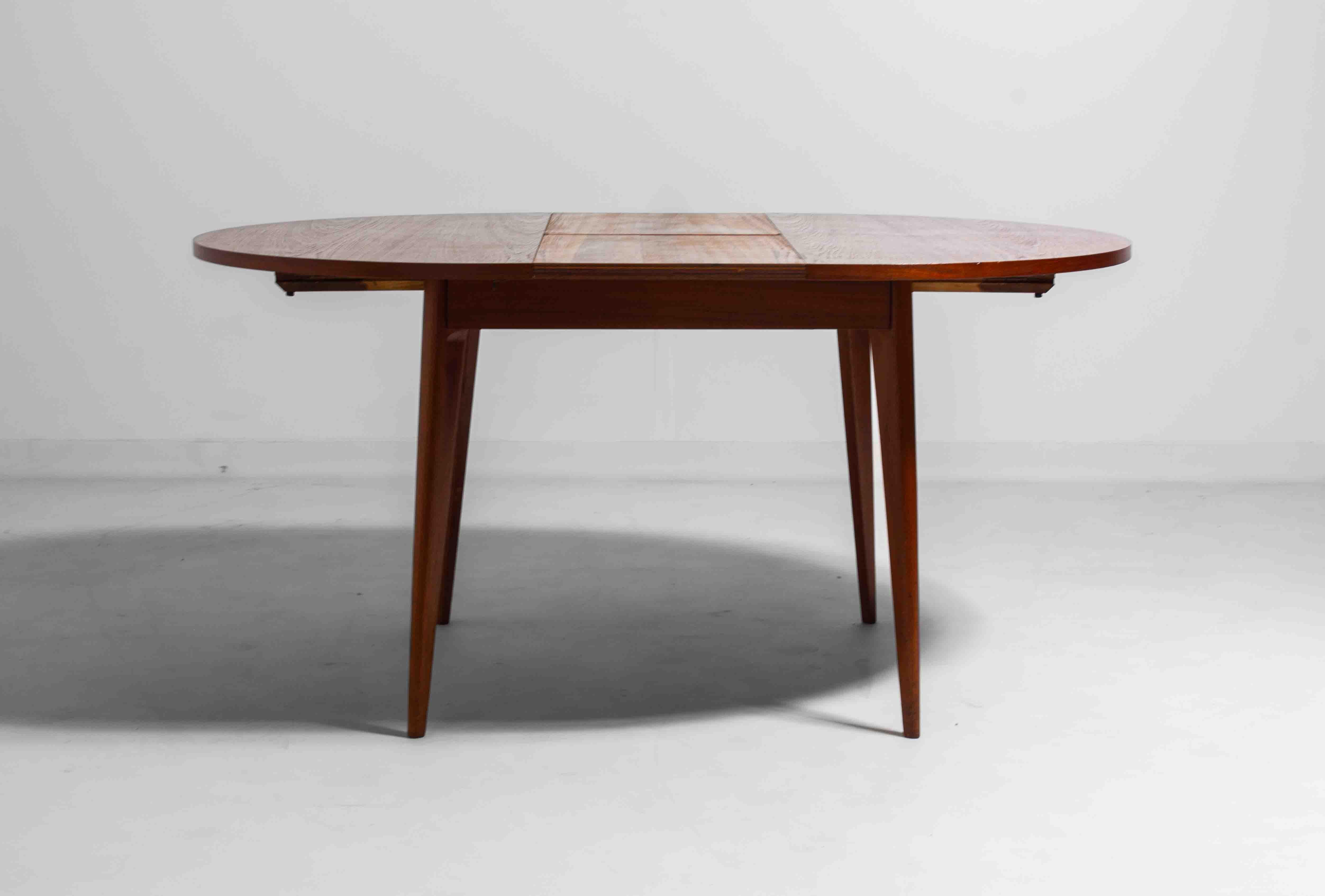 Mid-20th Century Extendable round dining table in teak, Belgium 1960s For Sale
