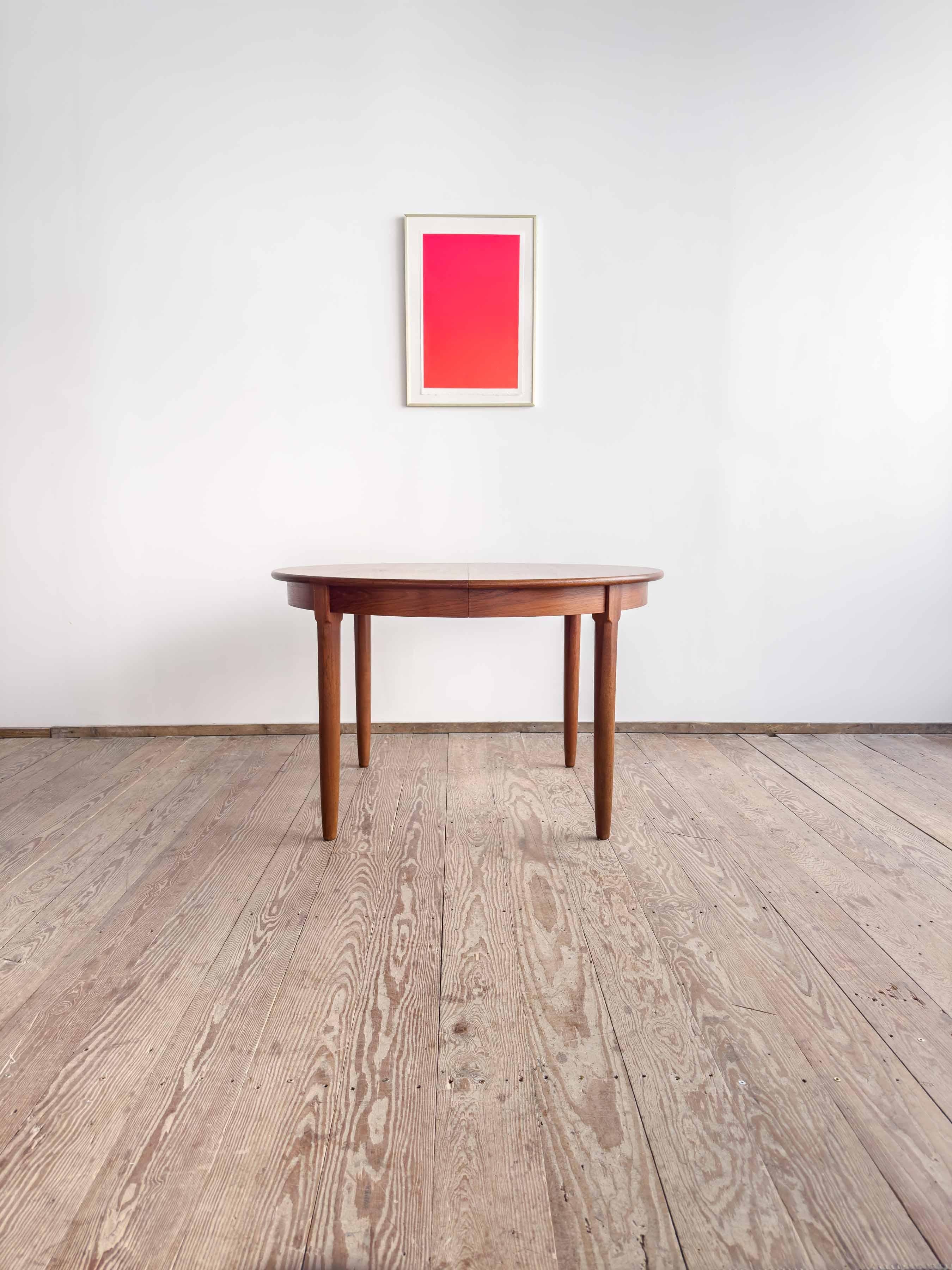 Dimensions : 119 / 169 x 73 cm (Diamètre / Longueur x Hauteur)

(environ 46,9 / 66,5 x 28,7 pouces)

Une table de salle à manger très élégante, conçue et fabriquée au Danemark vers 1960. La table impressionne par sa forme ronde simple et ses pieds