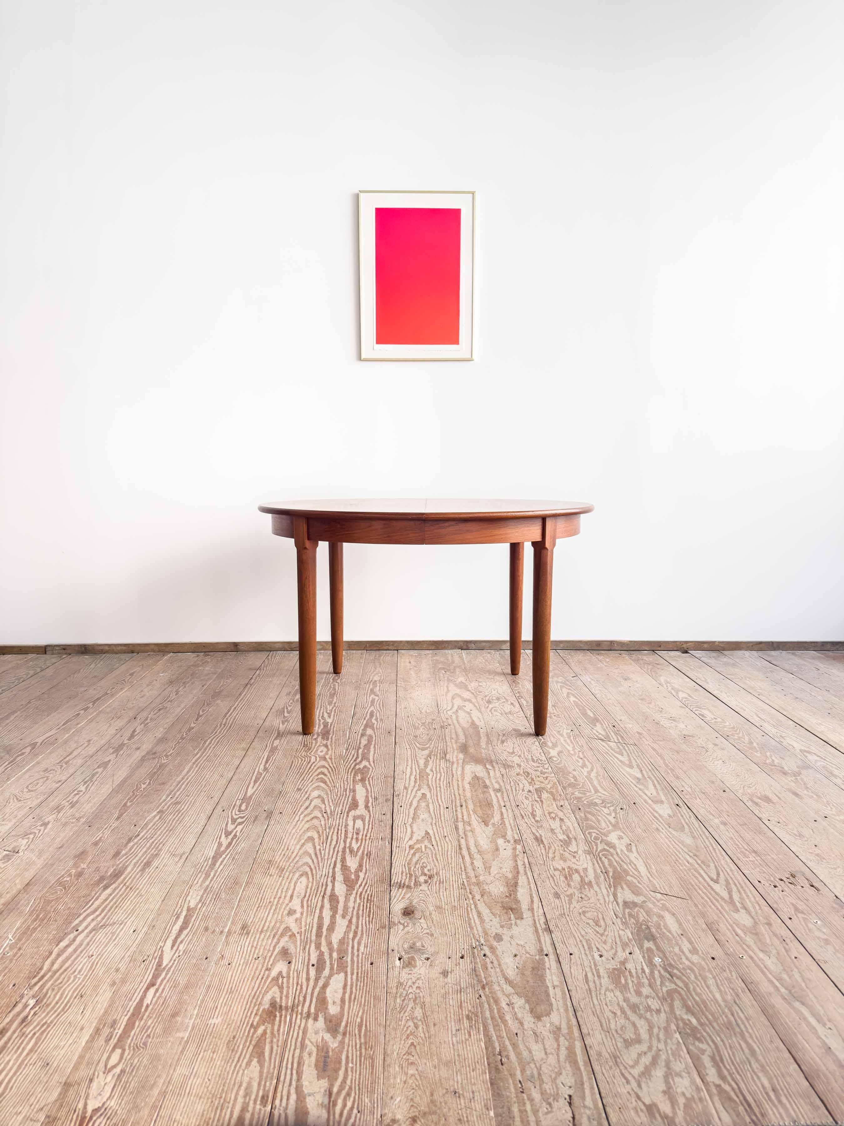 Danois Table de salle à manger ronde extensible en teck, design danois, années 1950 en vente