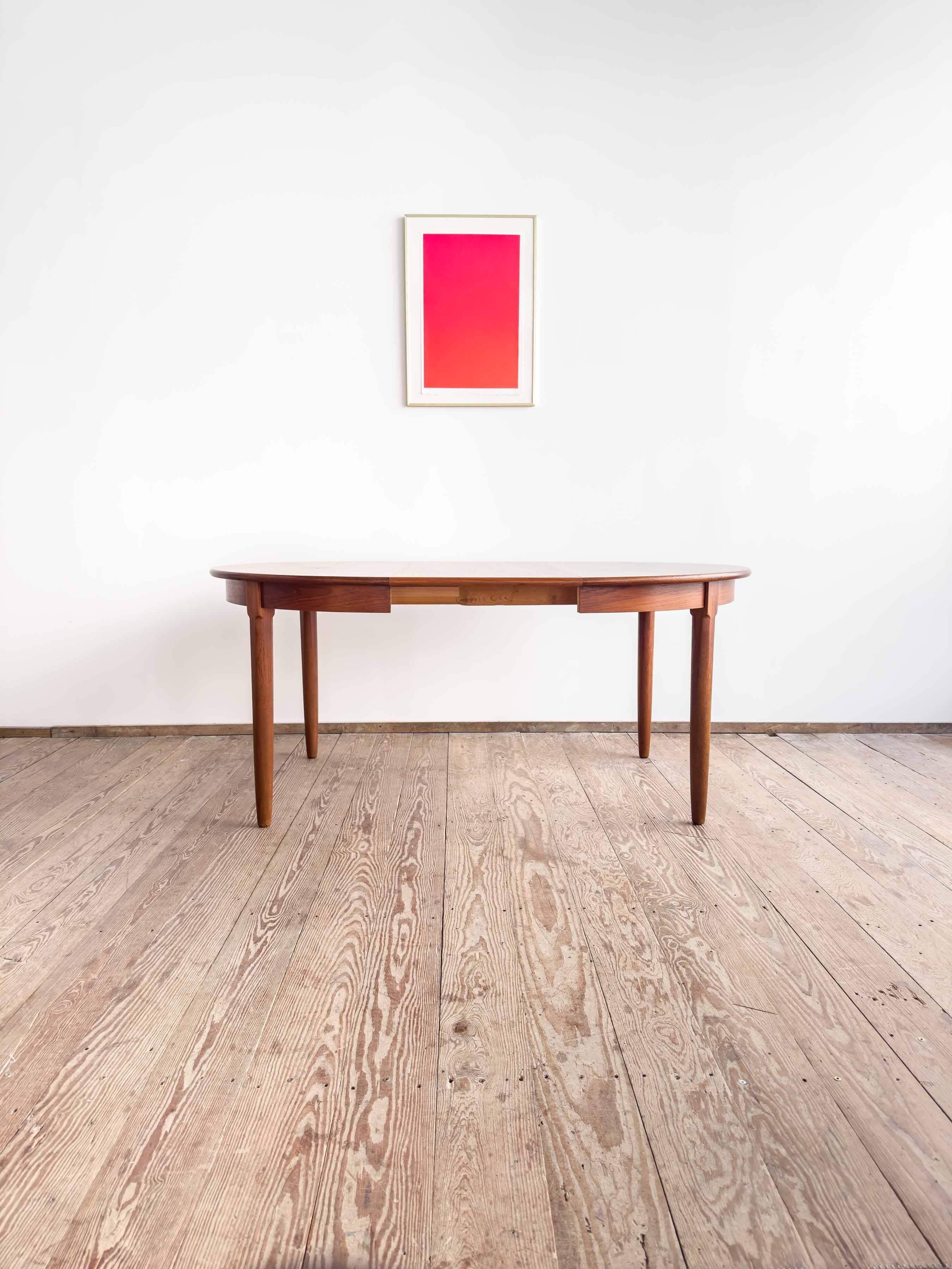 Sculpté à la main Table de salle à manger ronde extensible en teck, design danois, années 1950 en vente