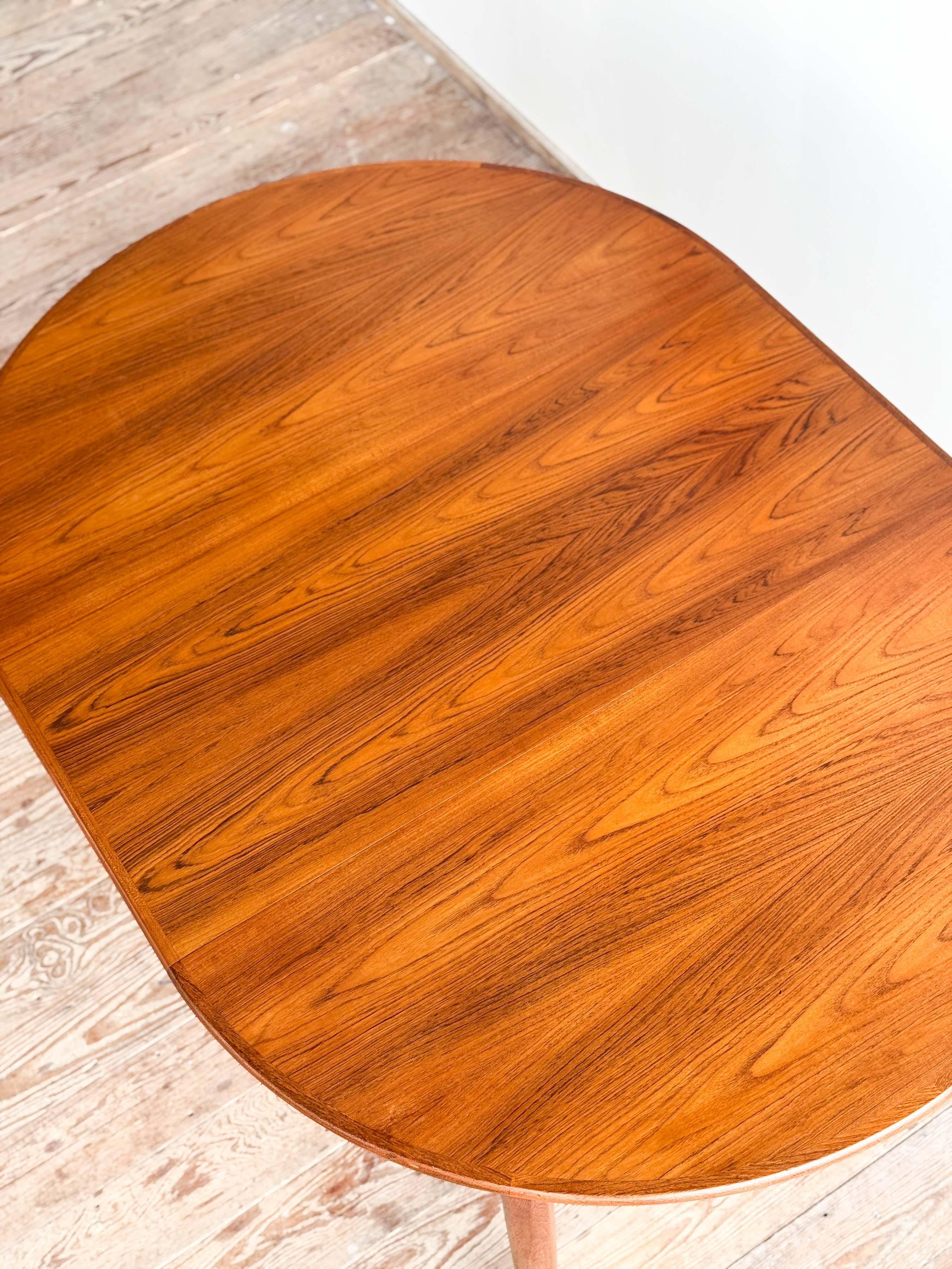 Milieu du XXe siècle Table de salle à manger ronde extensible en teck, design danois, années 1950 en vente