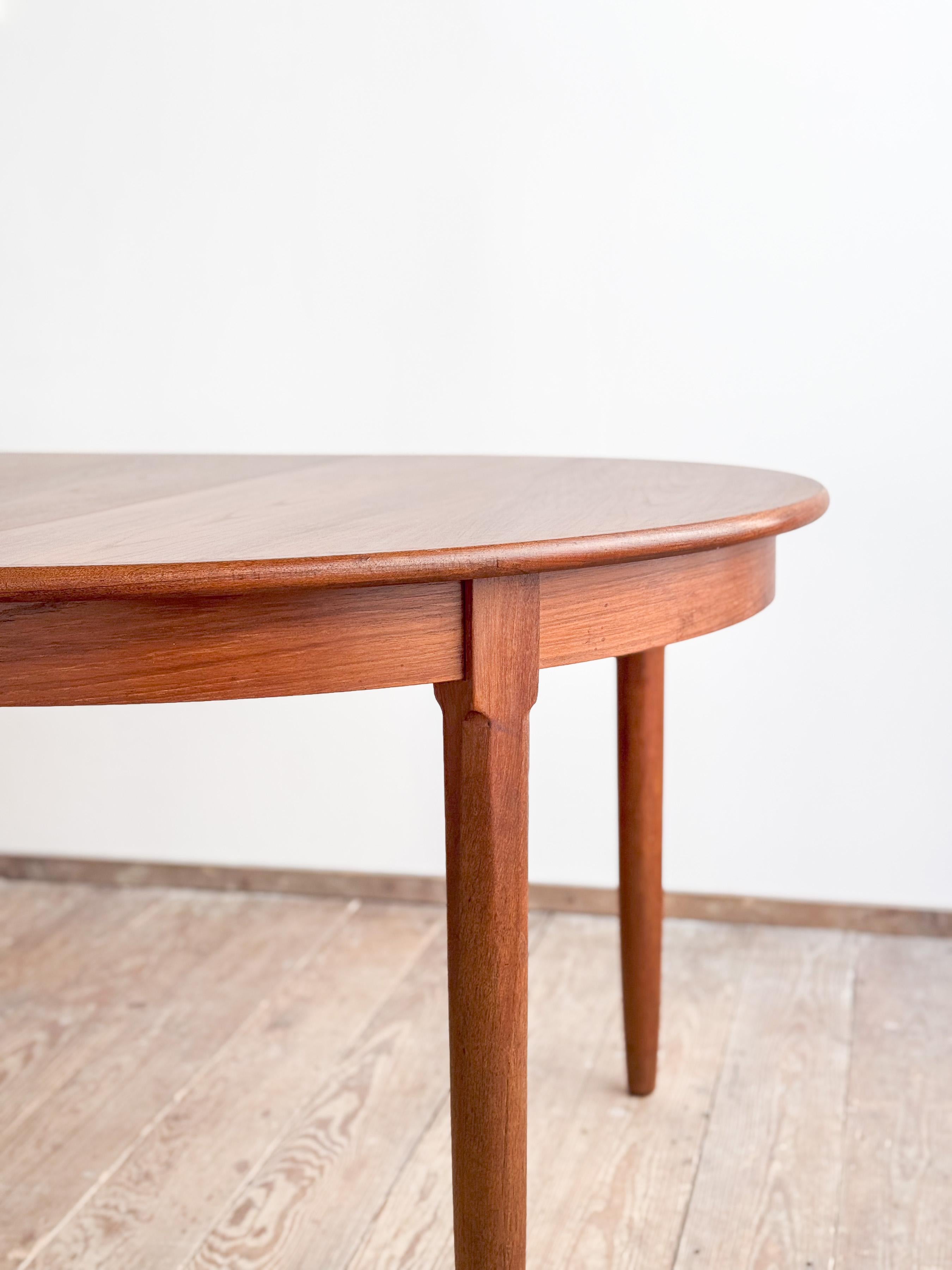 Teck Table de salle à manger ronde extensible en teck, design danois, années 1950 en vente