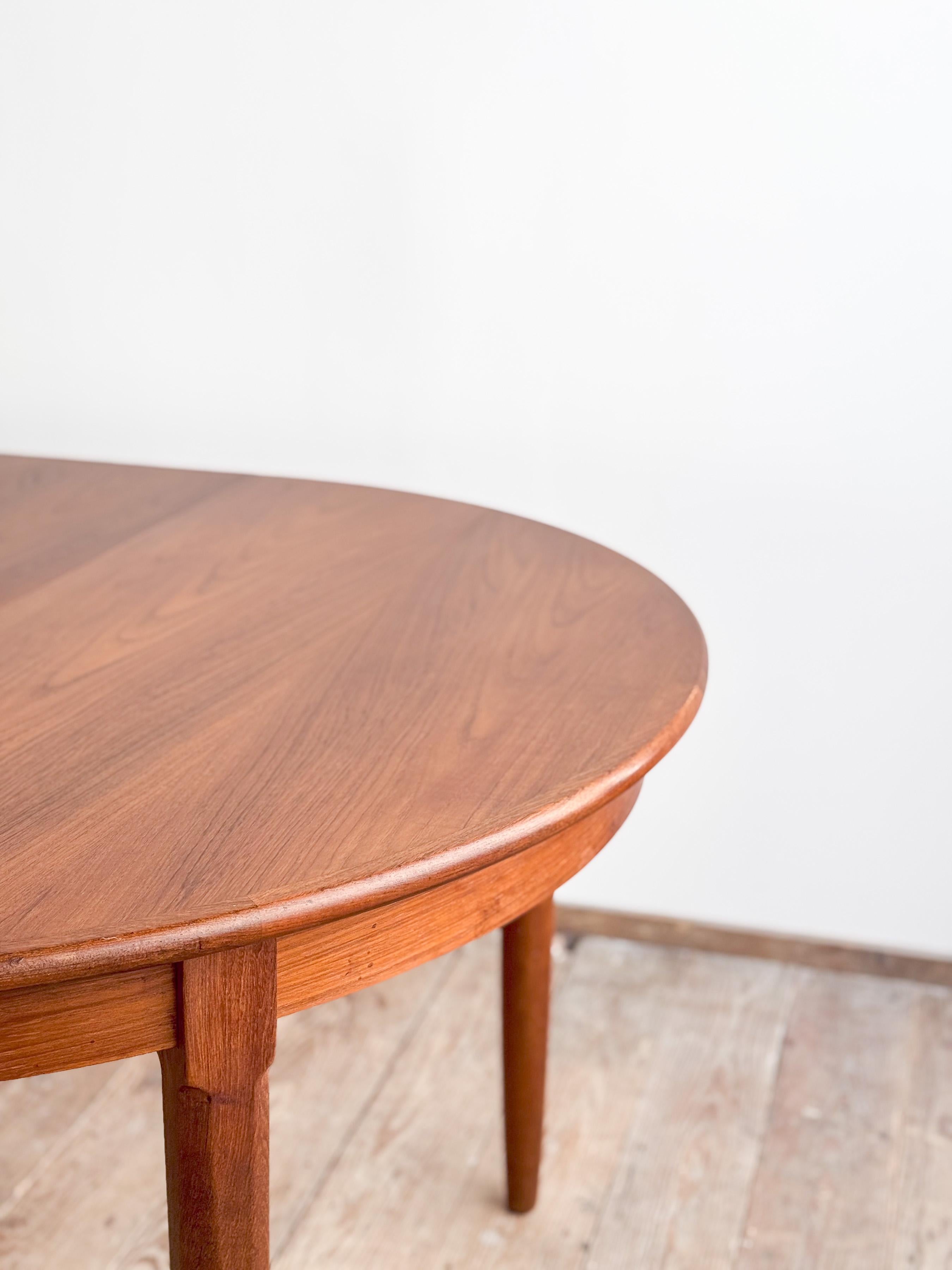 Table de salle à manger ronde extensible en teck, design danois, années 1950 en vente 1