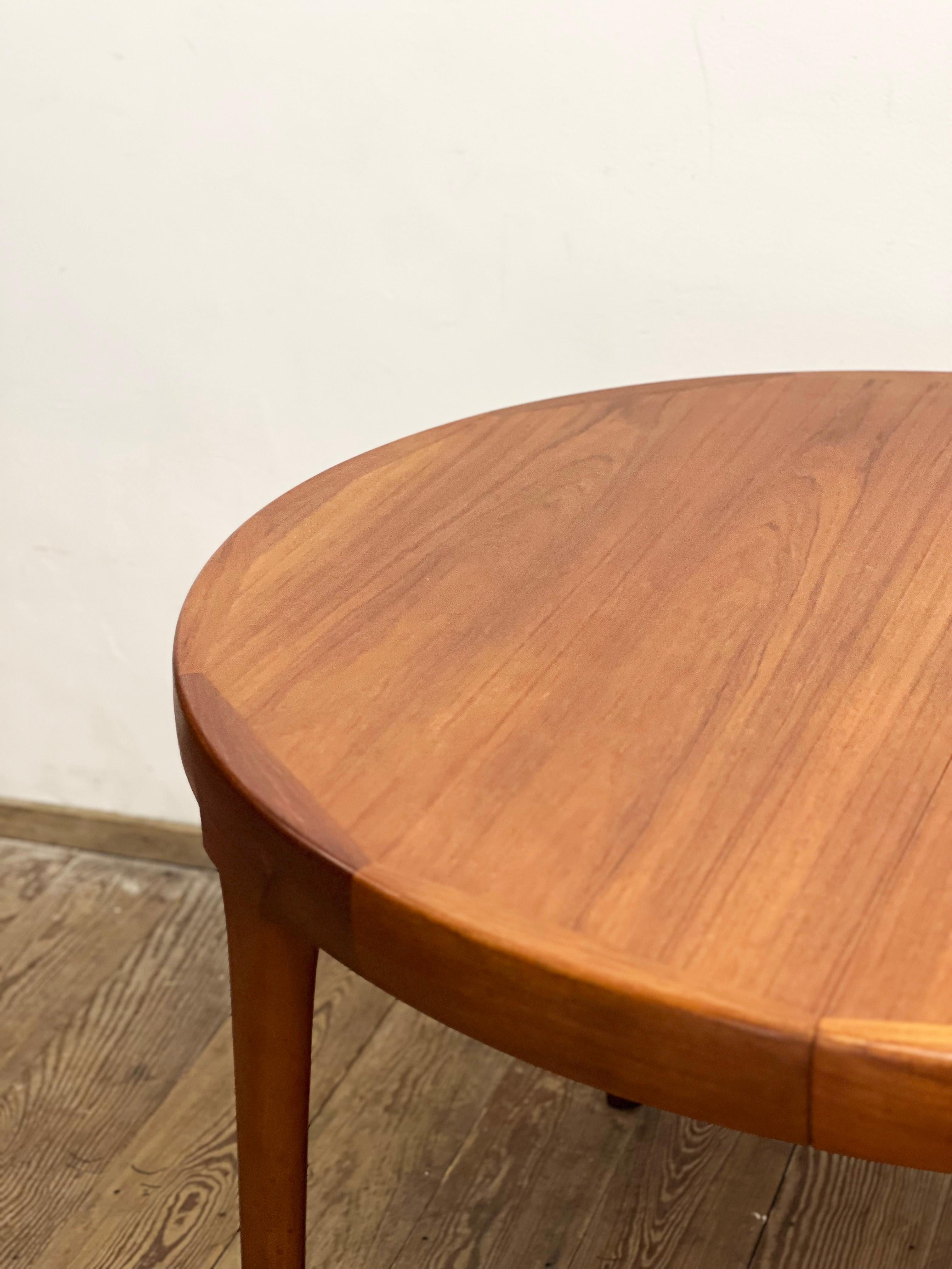 Extendable Round Mid-Century Teak Dining Table by Ib Kofod-Larsen for Faarup 1