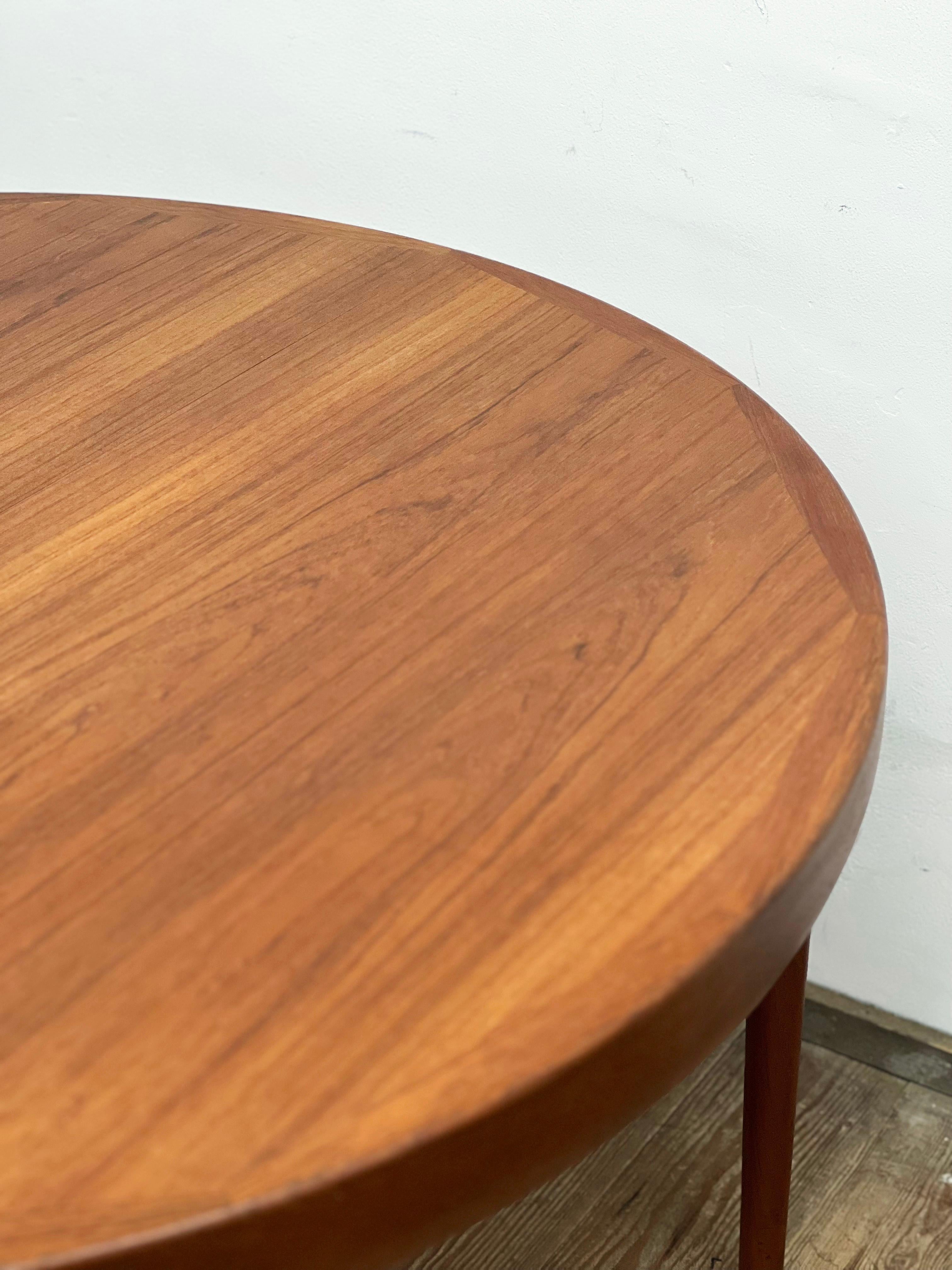 Extendable Round Mid-Century Teak Dining Table by Ib Kofod-Larsen for Faarup 6