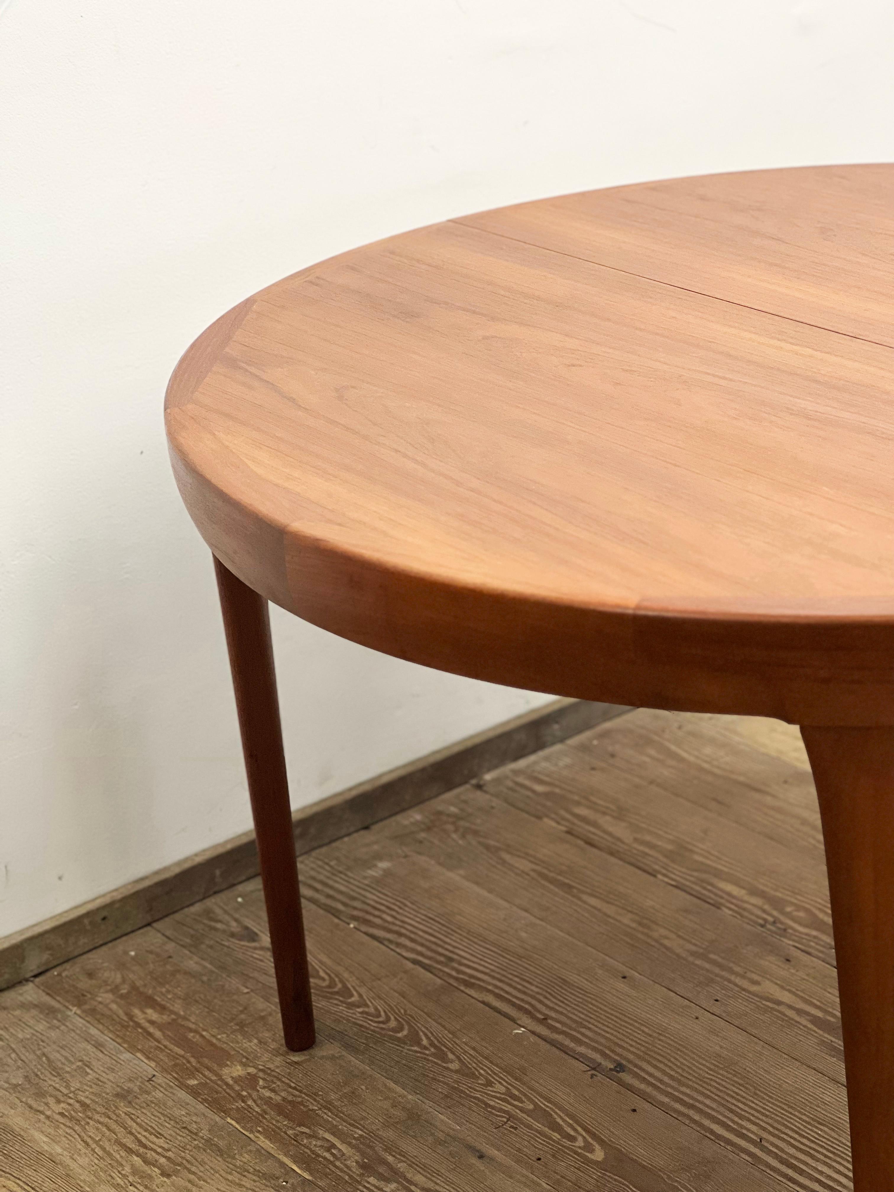 Extendable Round Mid-Century Teak Dining Table by Ib Kofod-Larsen for Faarup 7