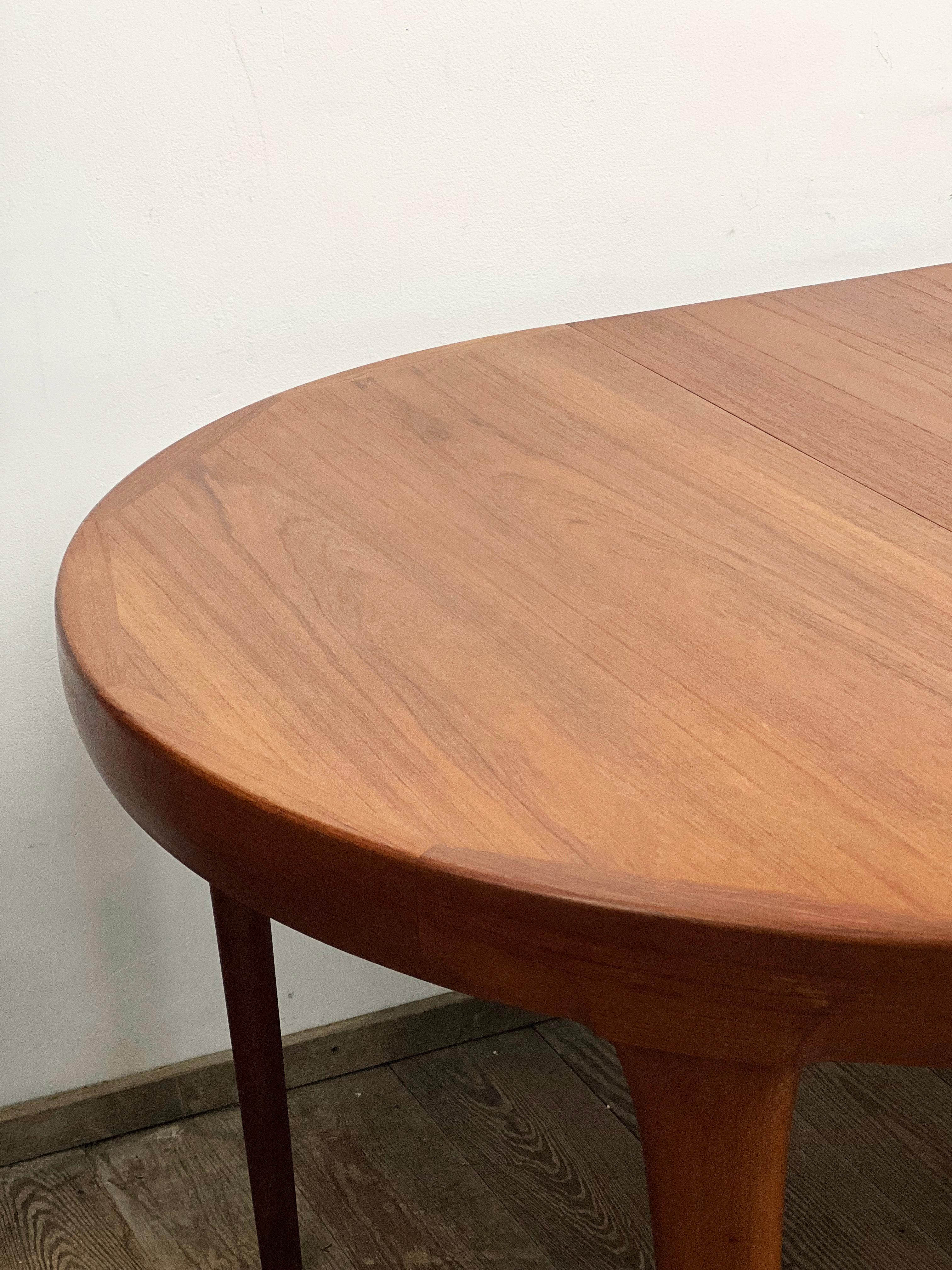 Extendable Round Mid-Century Teak Dining Table by Ib Kofod-Larsen for Faarup 8