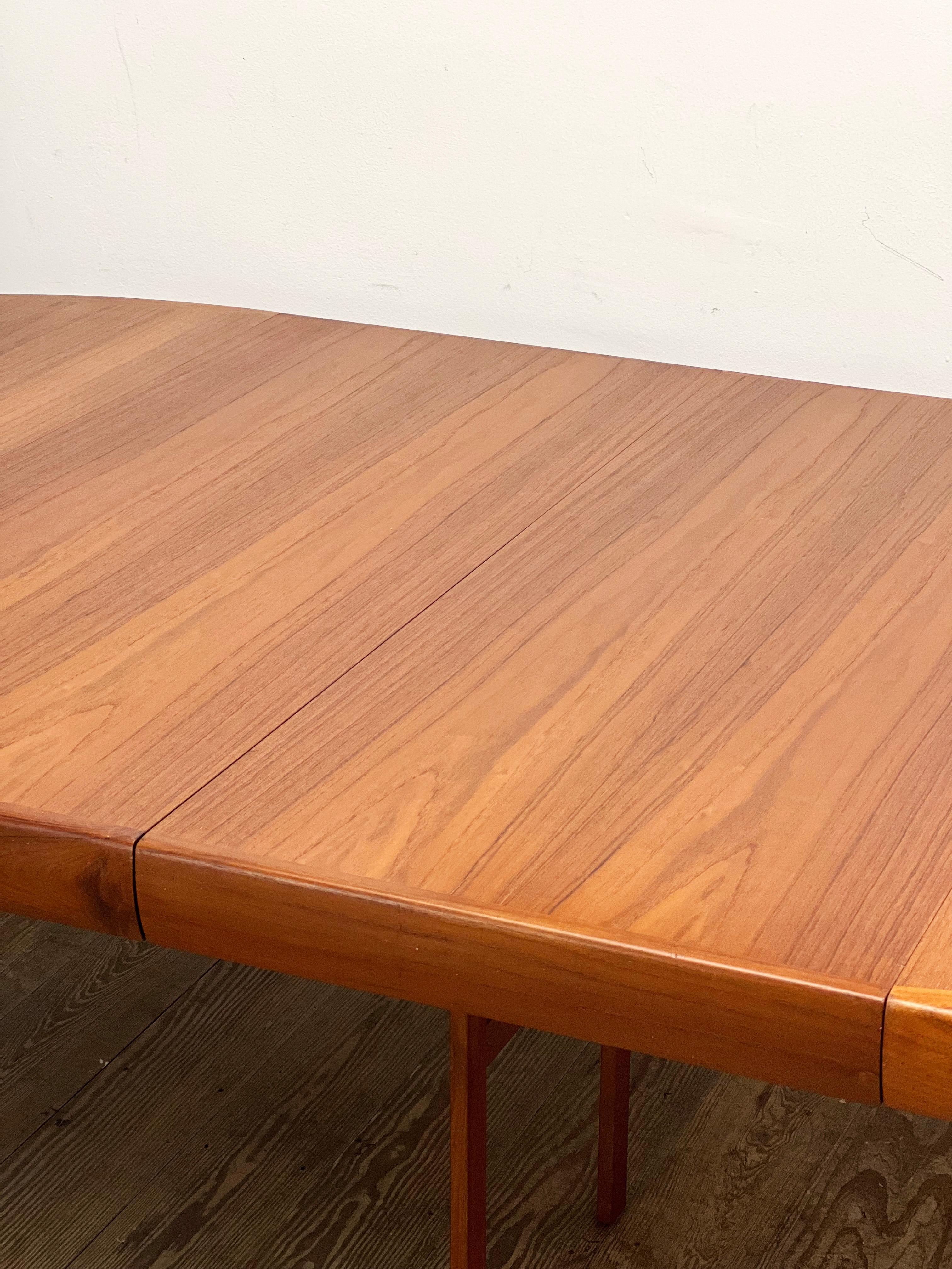Extendable Round Mid-Century Teak Dining Table by Ib Kofod-Larsen for Faarup 11