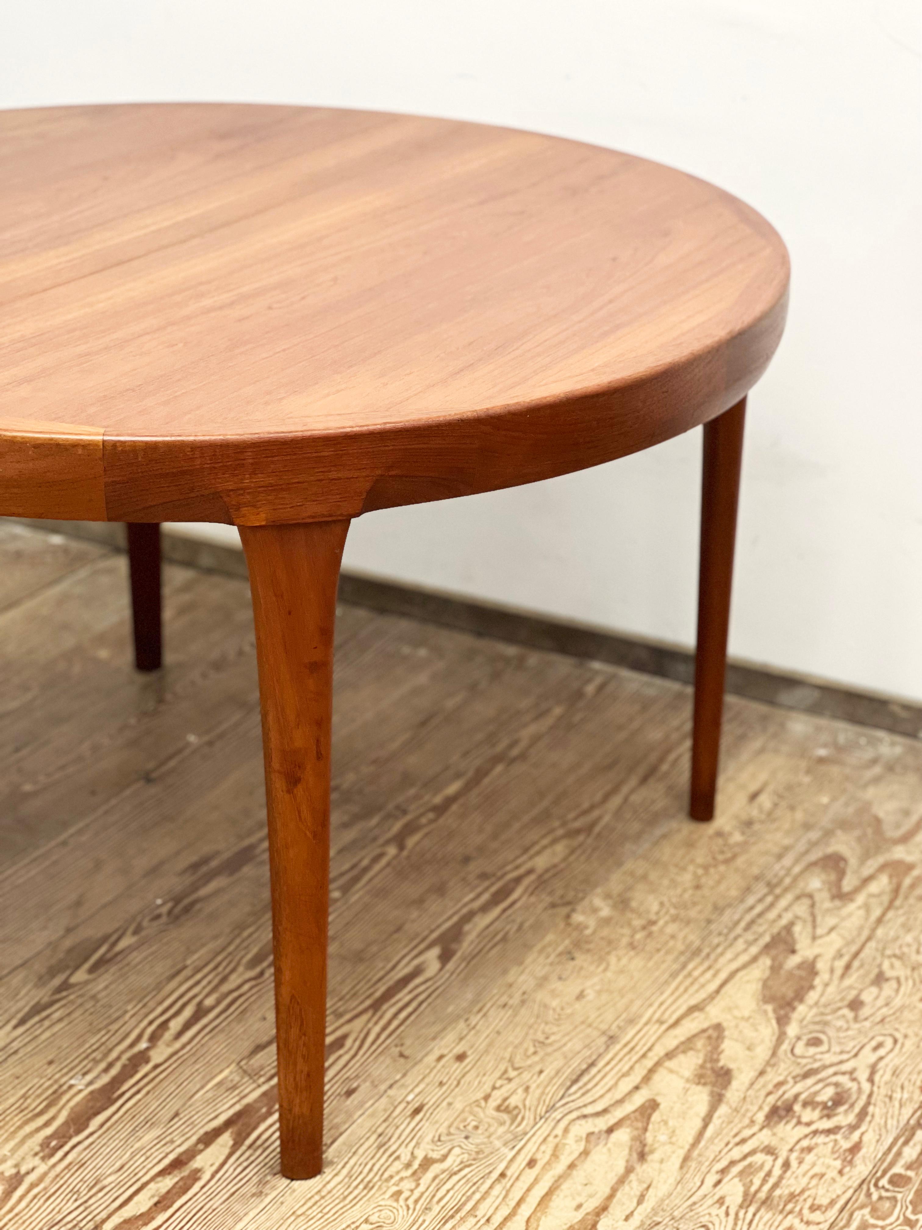 Mid-20th Century Extendable Round Mid-Century Teak Dining Table by Ib Kofod-Larsen for Faarup