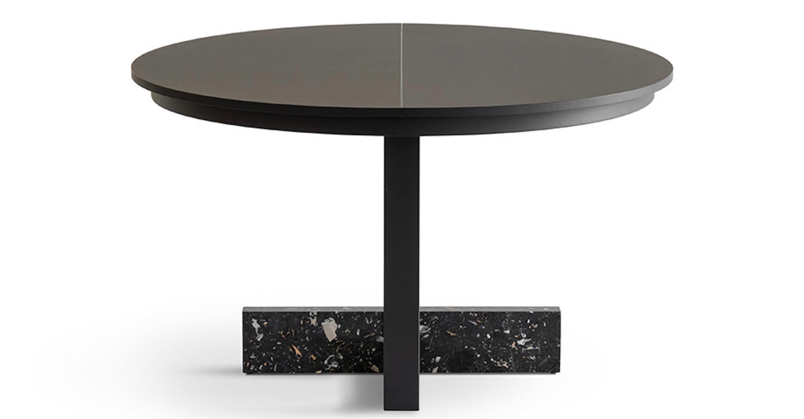 Géométrique, sculpturale et profondément conviviale, la table extensible Pied-à-Terre de BrogliatoTraverso pour Magis réinterprète la table ronde comme un geste architectural qui élimine les hiérarchies et rassemble les gens. Dans sa version