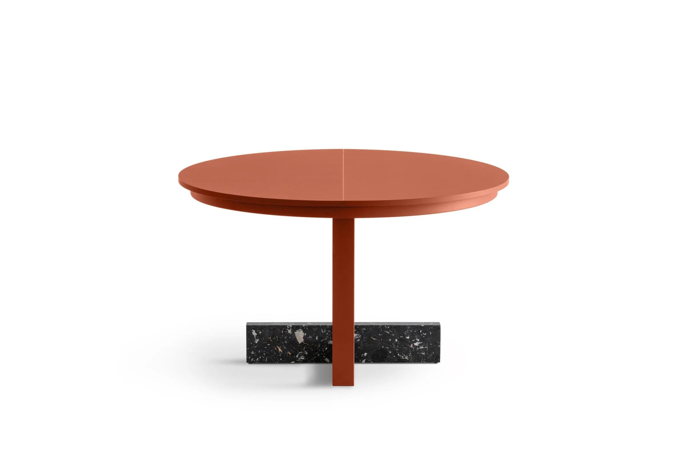 Géométrique, sculpturale et profondément conviviale, la table extensible Pied-à-Terre de BrogliatoTraverso pour Magis réinterprète la table ronde comme un geste architectural qui élimine les hiérarchies et rassemble les gens. Dans sa version