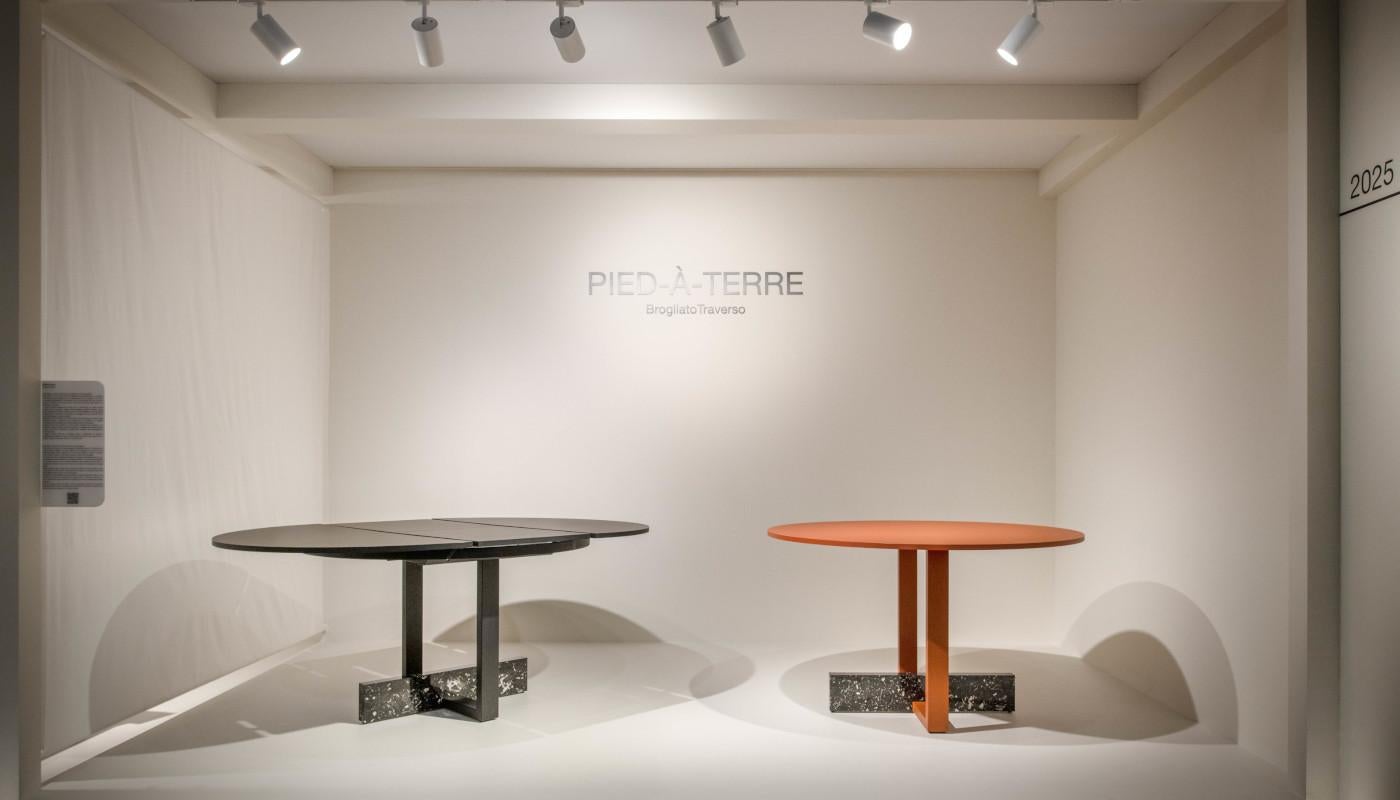 Table ronde à rallonge Magis Pied-à-terre design Brogliato Traverso - Rouge brique en vente 3