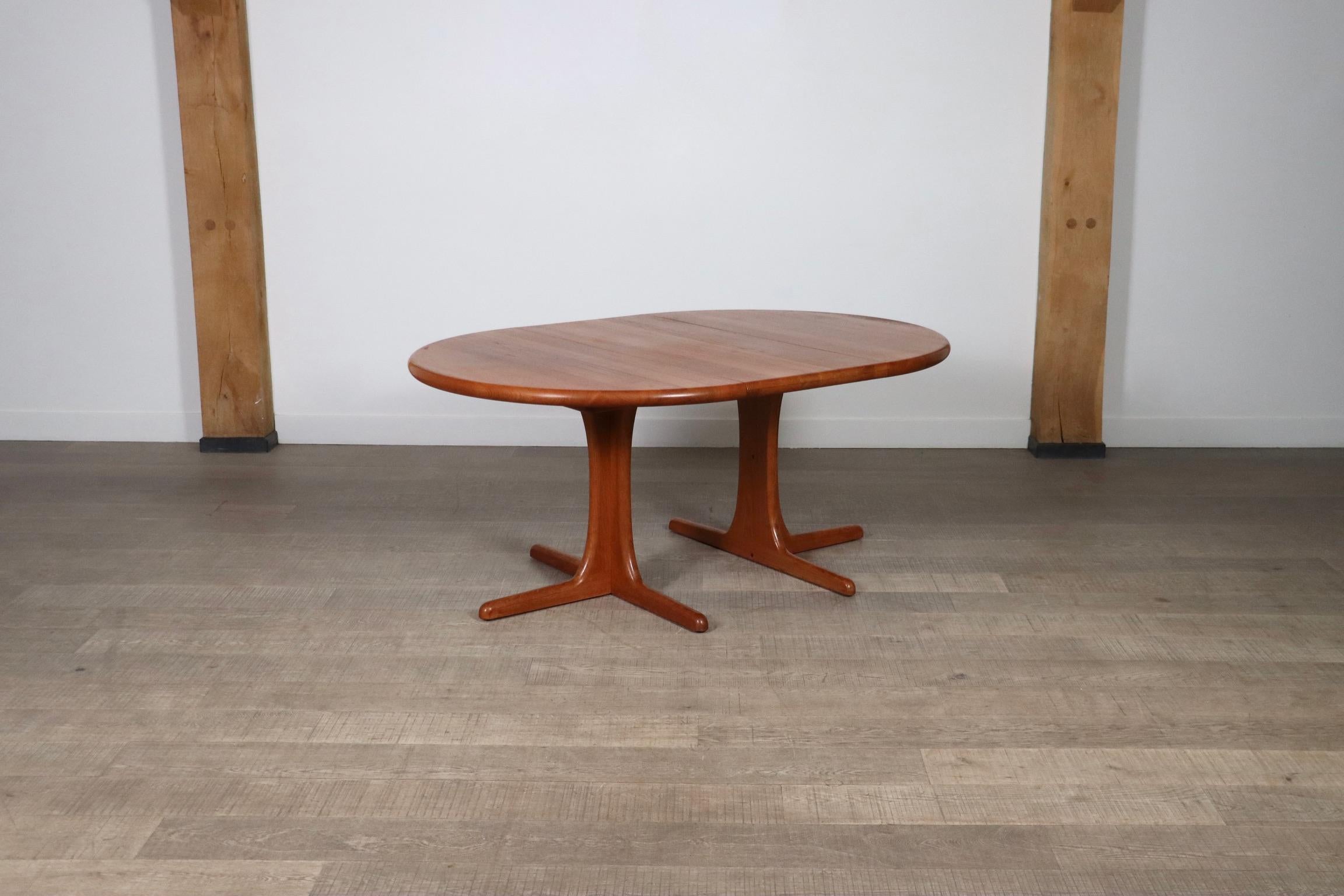 Mid-20th Century Extendable Round To Oval Dining Table In Teak, Denmark 1960s