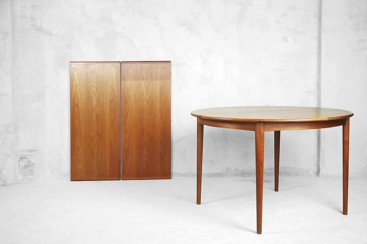 XX secolo Tavolo da pranzo rotondo allungabile in teak scandinavo vintage, anni '60 in vendita