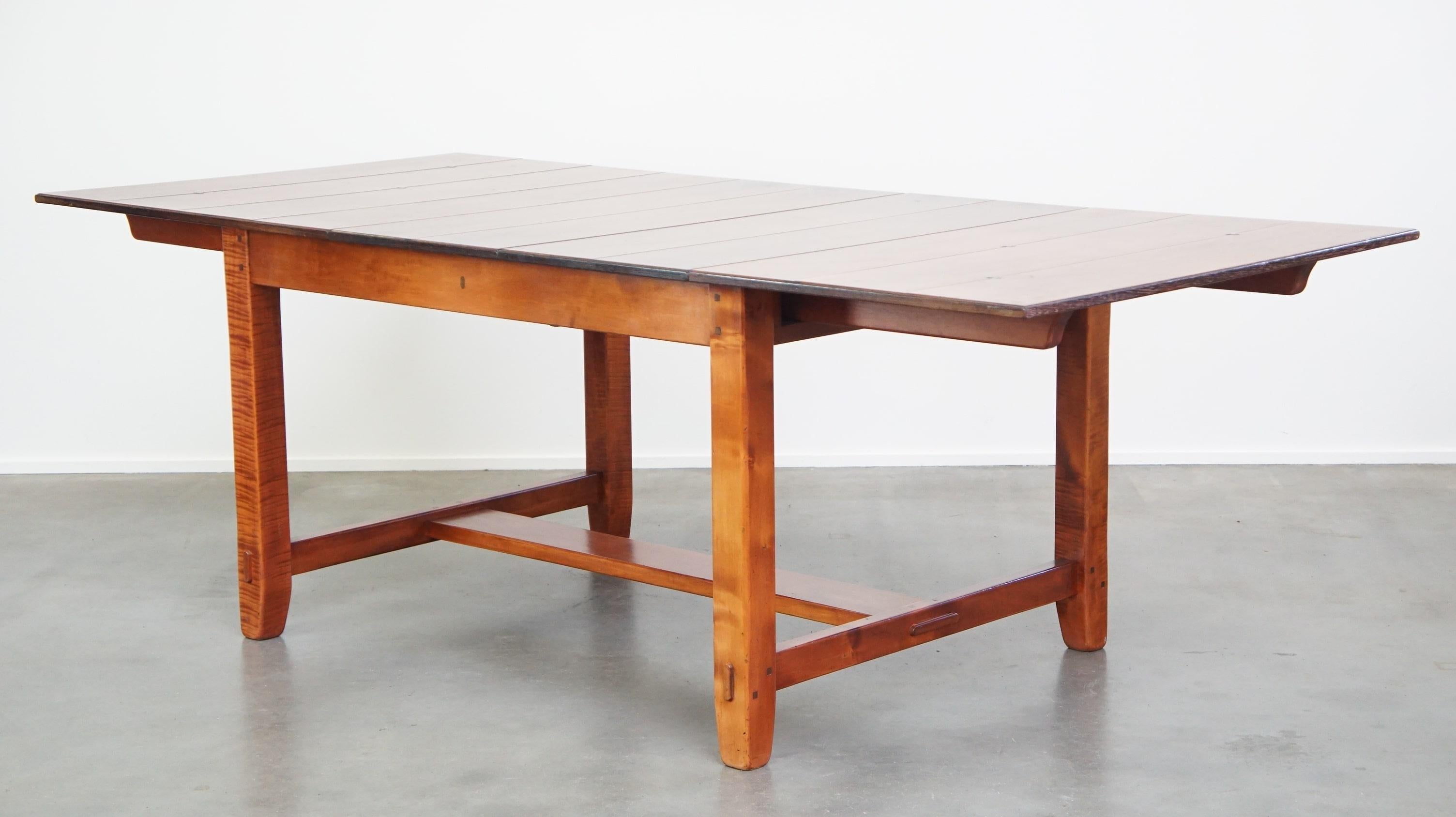 Cette fantastique table de salle à manger de la célèbre marque néerlandaise Schuitema n'est pas seulement un régal pour les yeux, mais offre également un avantage pratique grâce à ses deux allonges supplémentaires. Elle convient pour 4 à 6 personnes