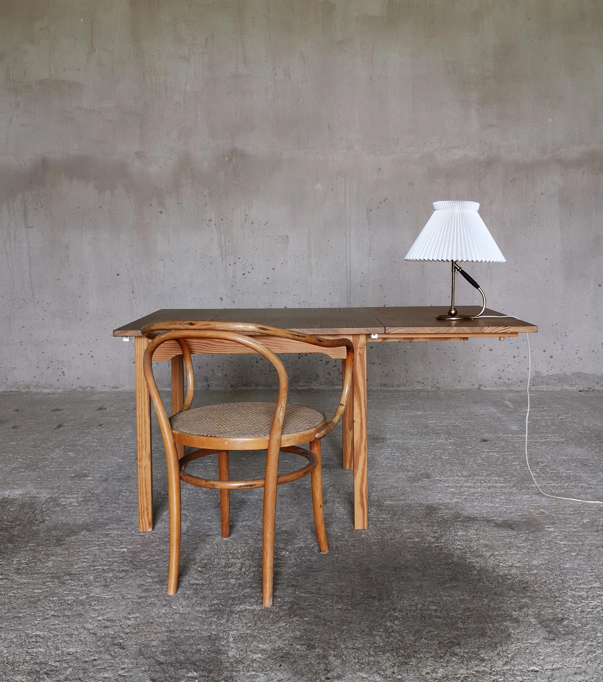 Table de bureau / salle à manger à abattant en pin d'Oregon massif, pièce de Compagnon Danemark années 1960
À la manière de Børge Mogensen et de Hans J. Wegner.

L'attention portée aux détails des veines du bois lors de la disposition des pièces de
