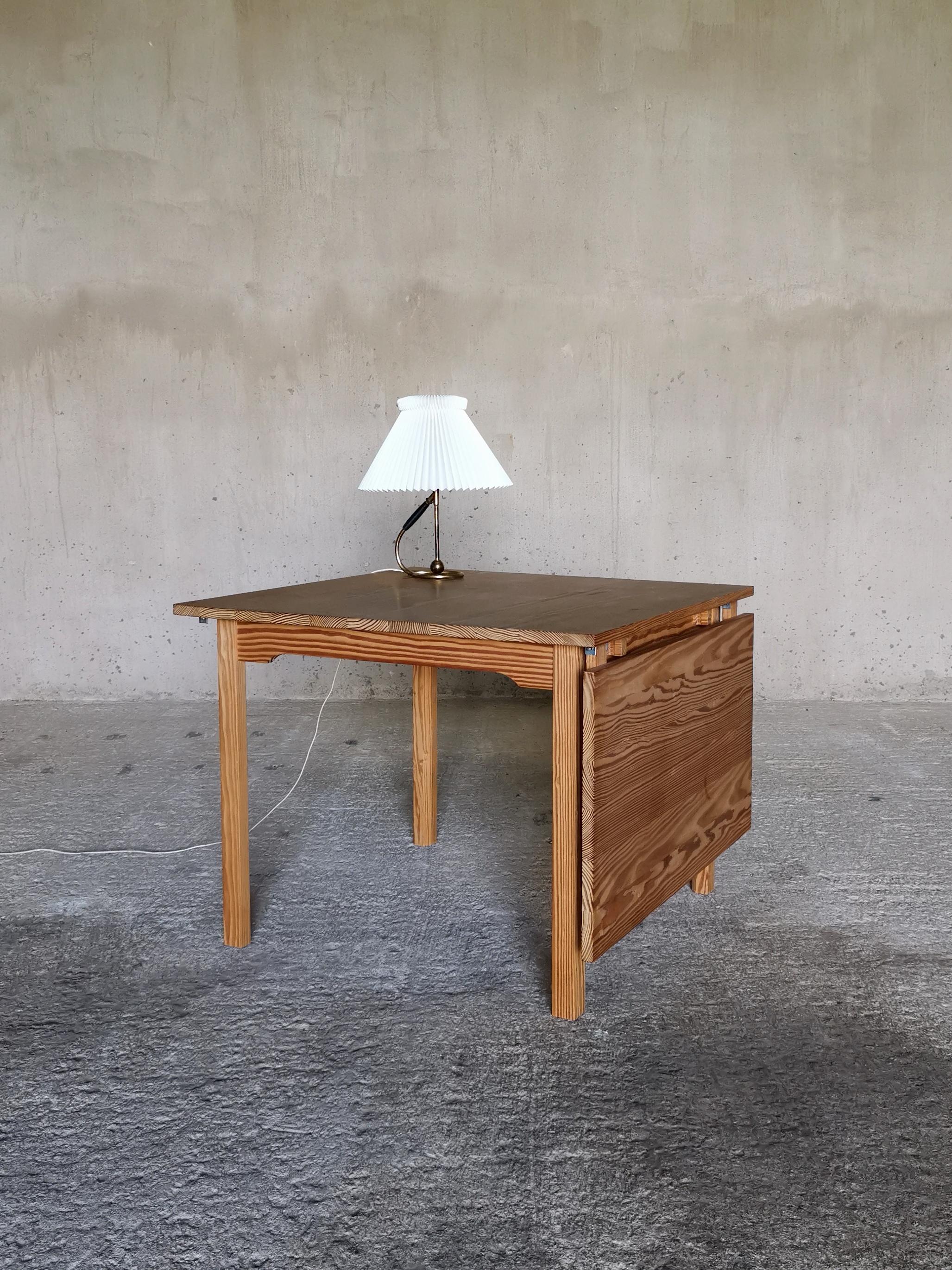 Scandinave moderne Table de bureau / salle à manger à abattant en pin d'Oregon massif, pièce de Compagnon Danemark années 1960 en vente