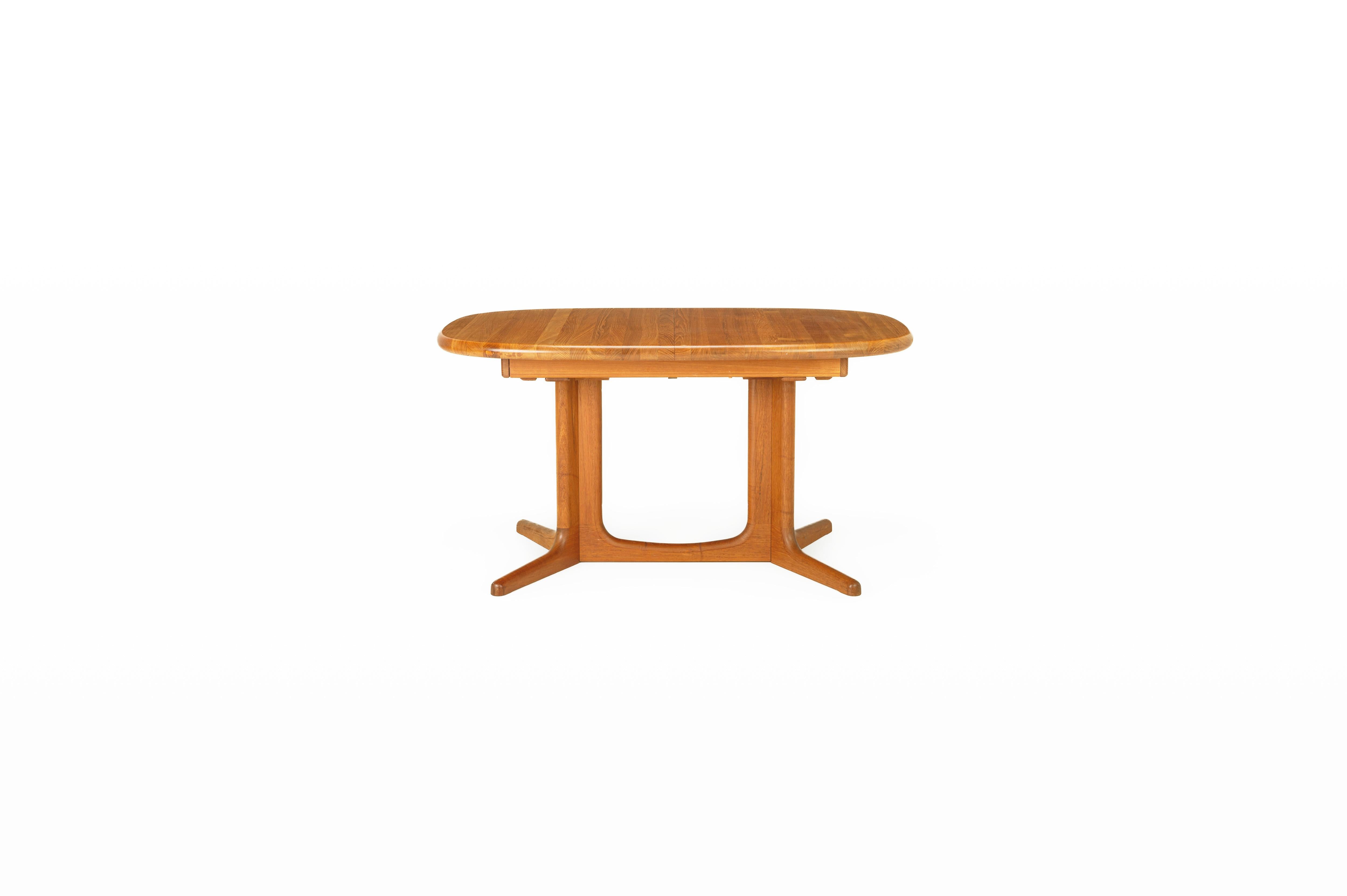 Beautiful extendable dining table produced by Glostrup Møbelfabrik, Denmark 1960s. The table is made of solid teak wood and is in very good condition. Marked by the producer.

Dimensions:
W: 136 - 177,5 cm
D: 90 cm
H: 72 cm