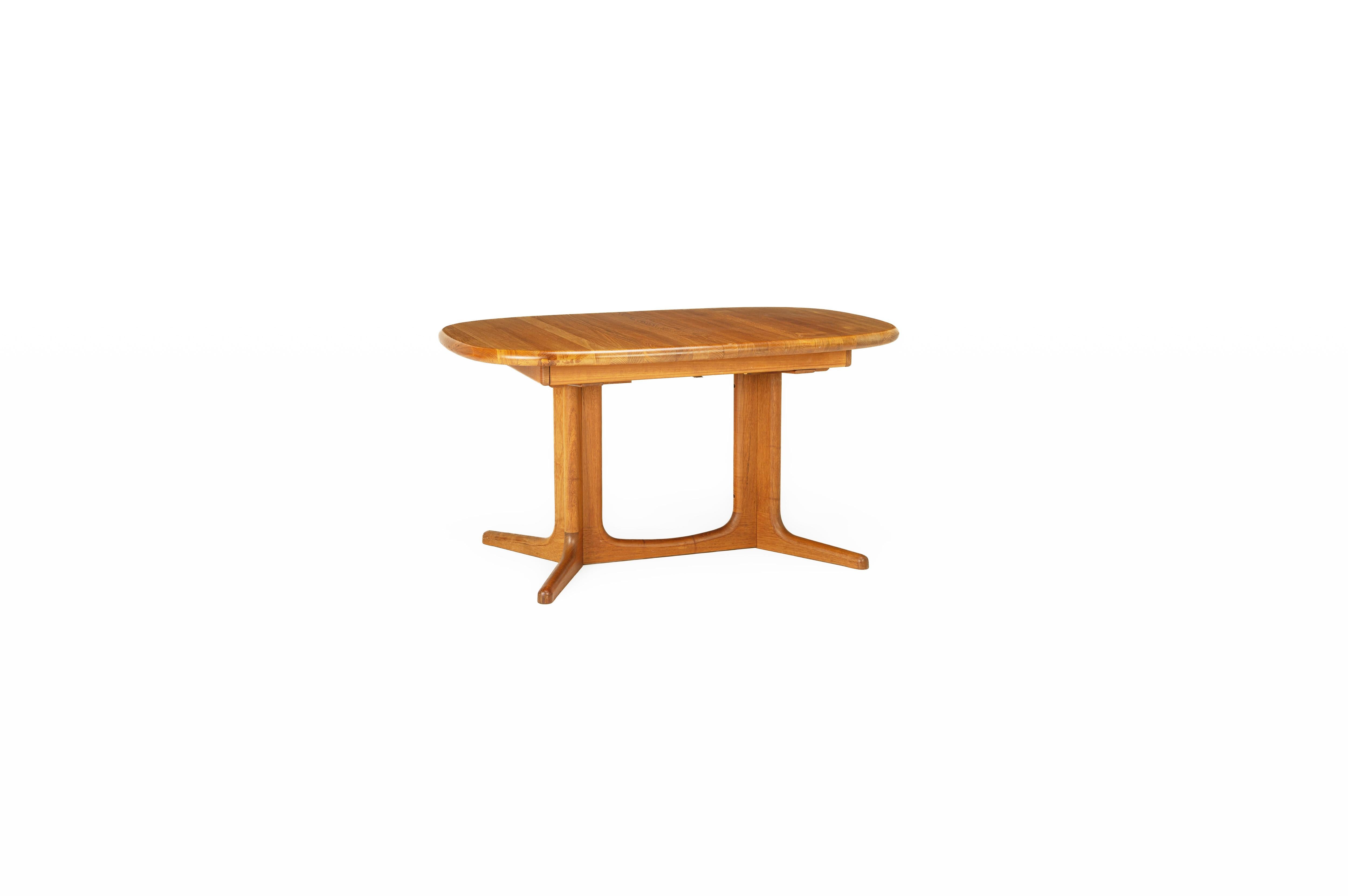 Scandinavian Modern Extendable solid teak dining table by Glostrup Mobelfabrik
