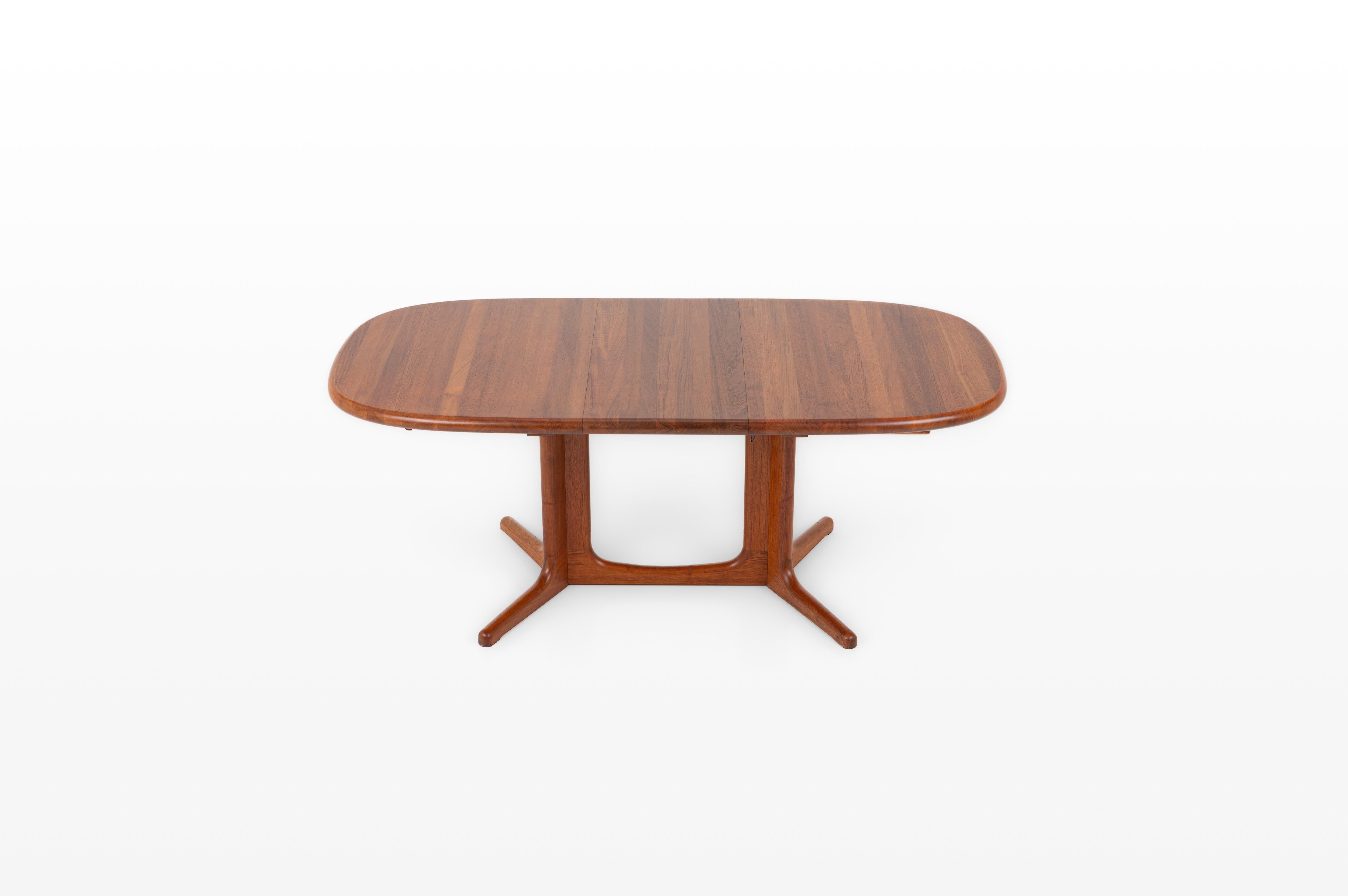 Beautiful extendable dining table produced by Glostrup Møbelfabrik, Denmark 1960s. The table is made of solid teak wood and is in very good condition. Marked by the producer.

Dimensions:
W: 139 - 180,5 - 222 cm
D: 90 cm
H: 72 cm