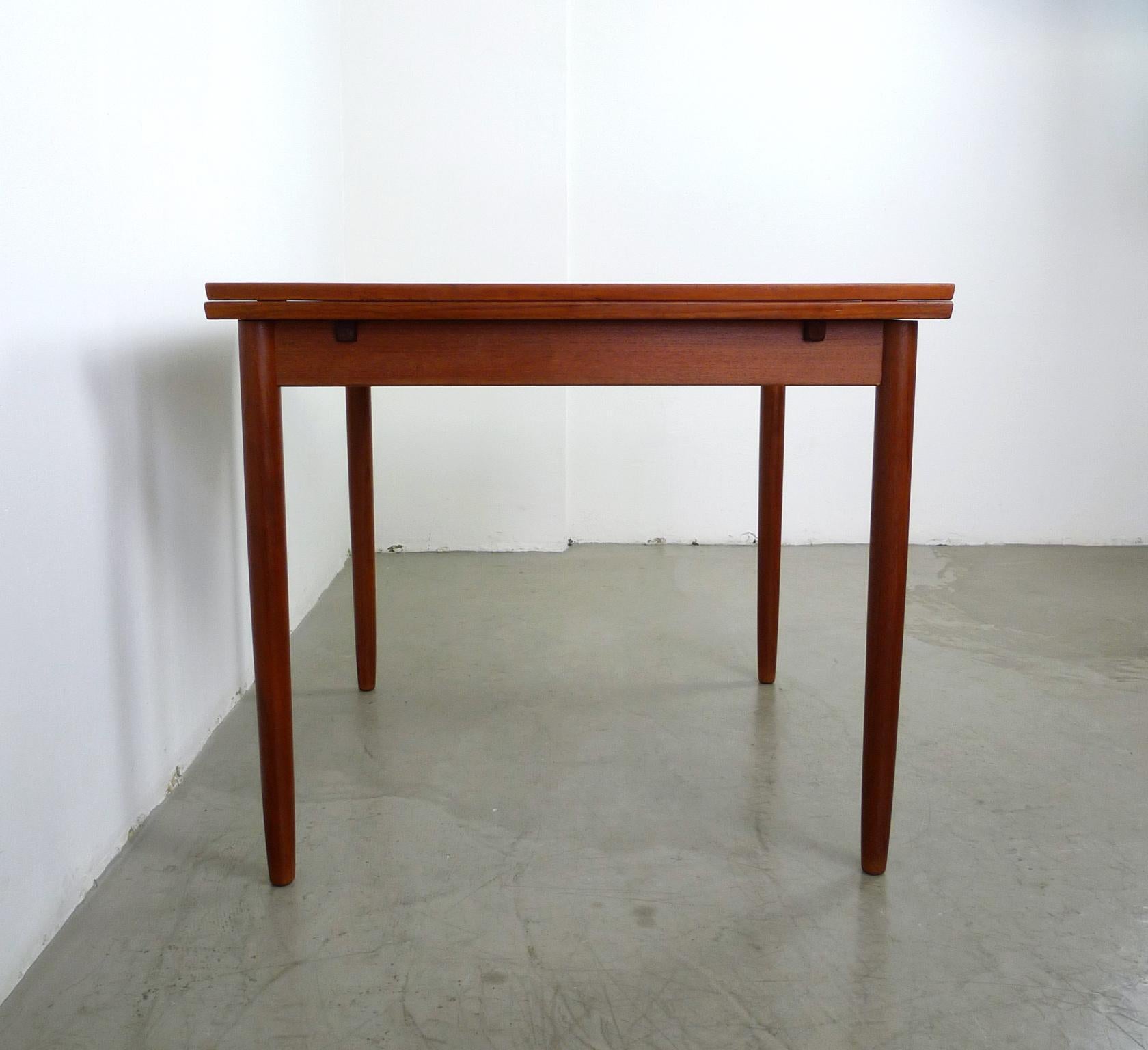 Extendable Square Teak Dining Table, Denmark, 1960s In Good Condition For Sale In Berlin, DE