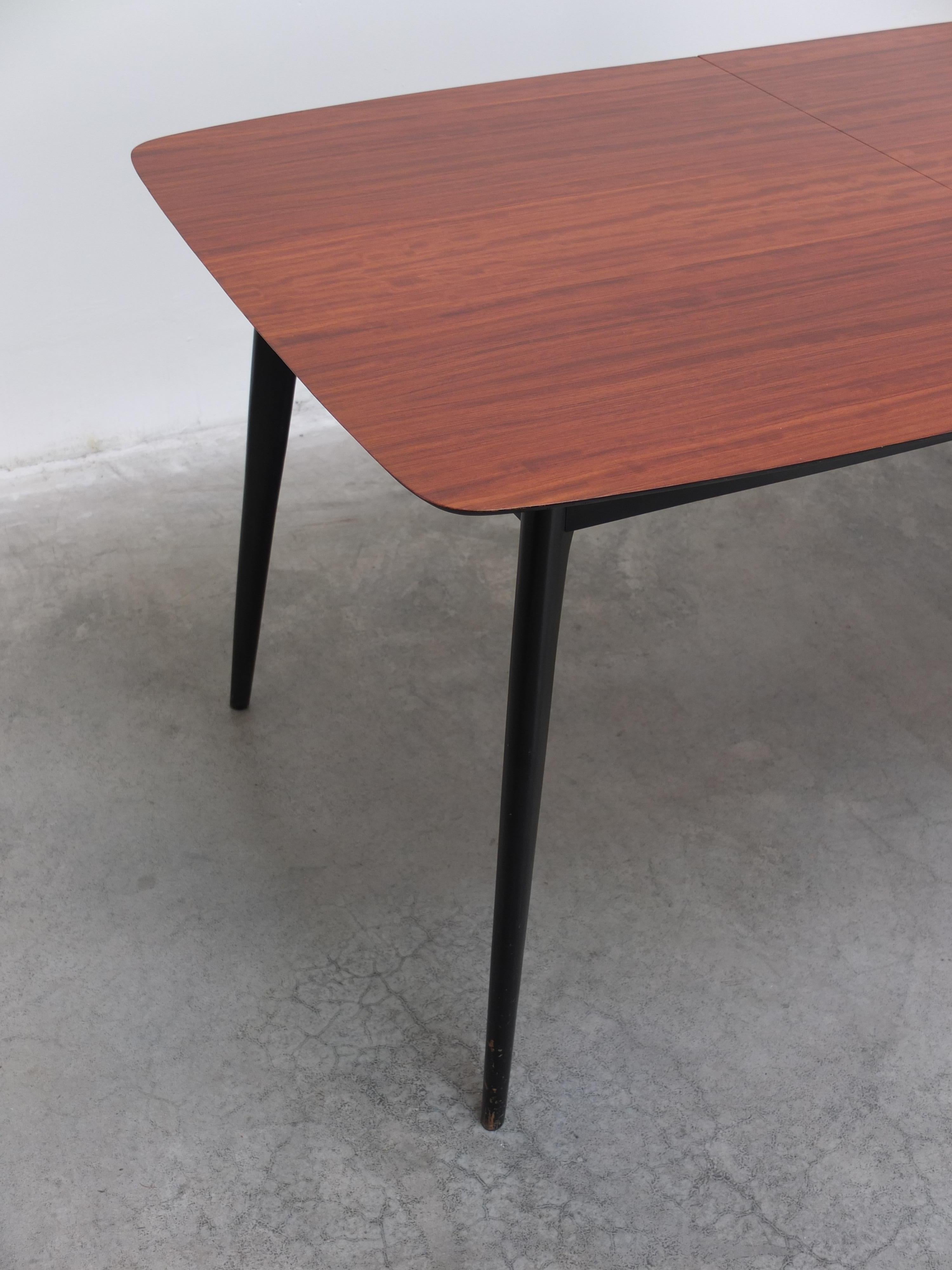 Ausziehbarer Esstisch „T1“ von Alfred Hendrickx für Belform, 1950er Jahre (Holz) im Angebot