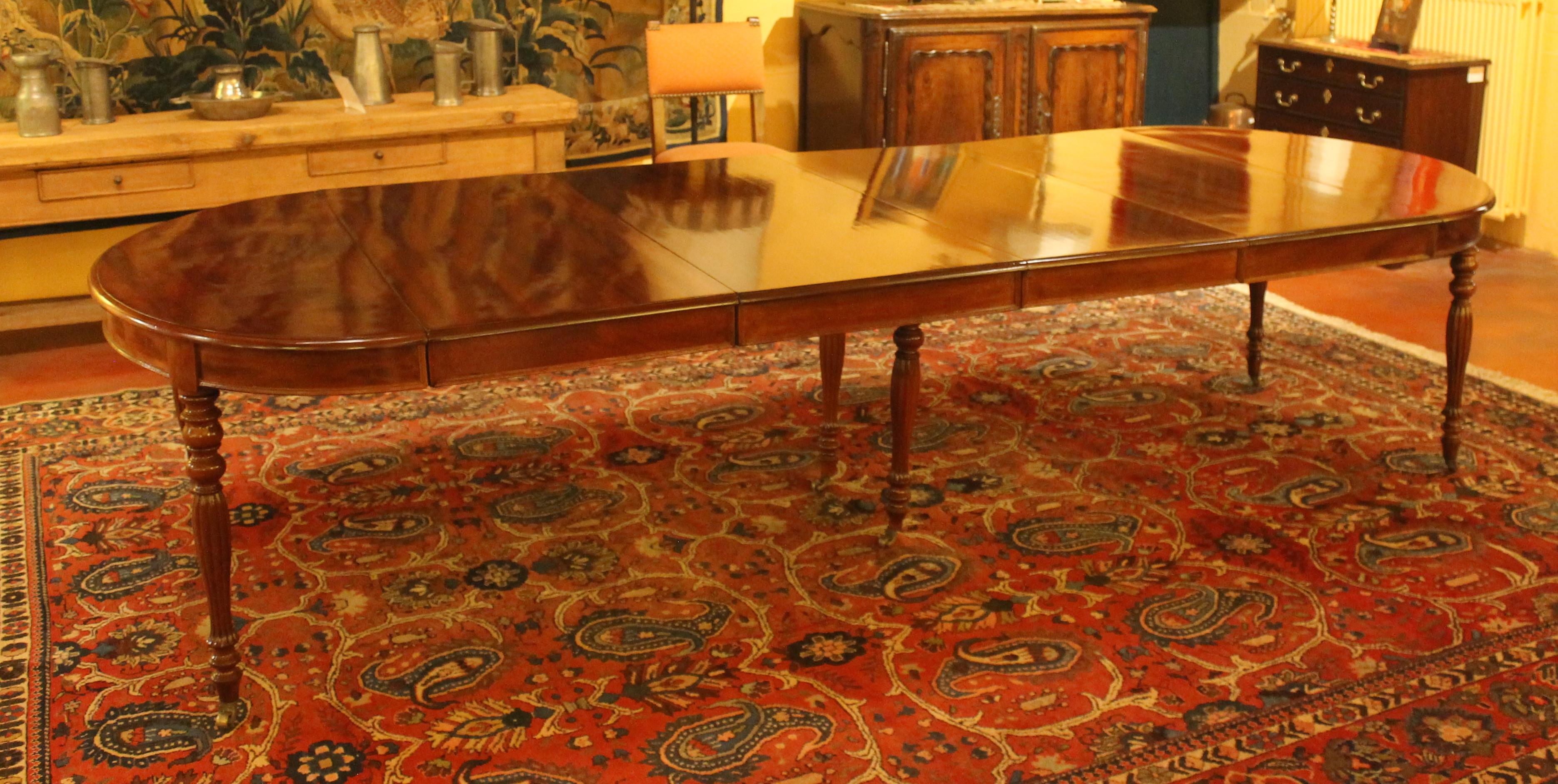 Superb large mahogany extandable table from the 19th century from France,
rare 6-foot extension table which has a frieze on the table as well as on its 4 extensions. Which gives it a superb line

The table as well as the 4 extensions are in solid