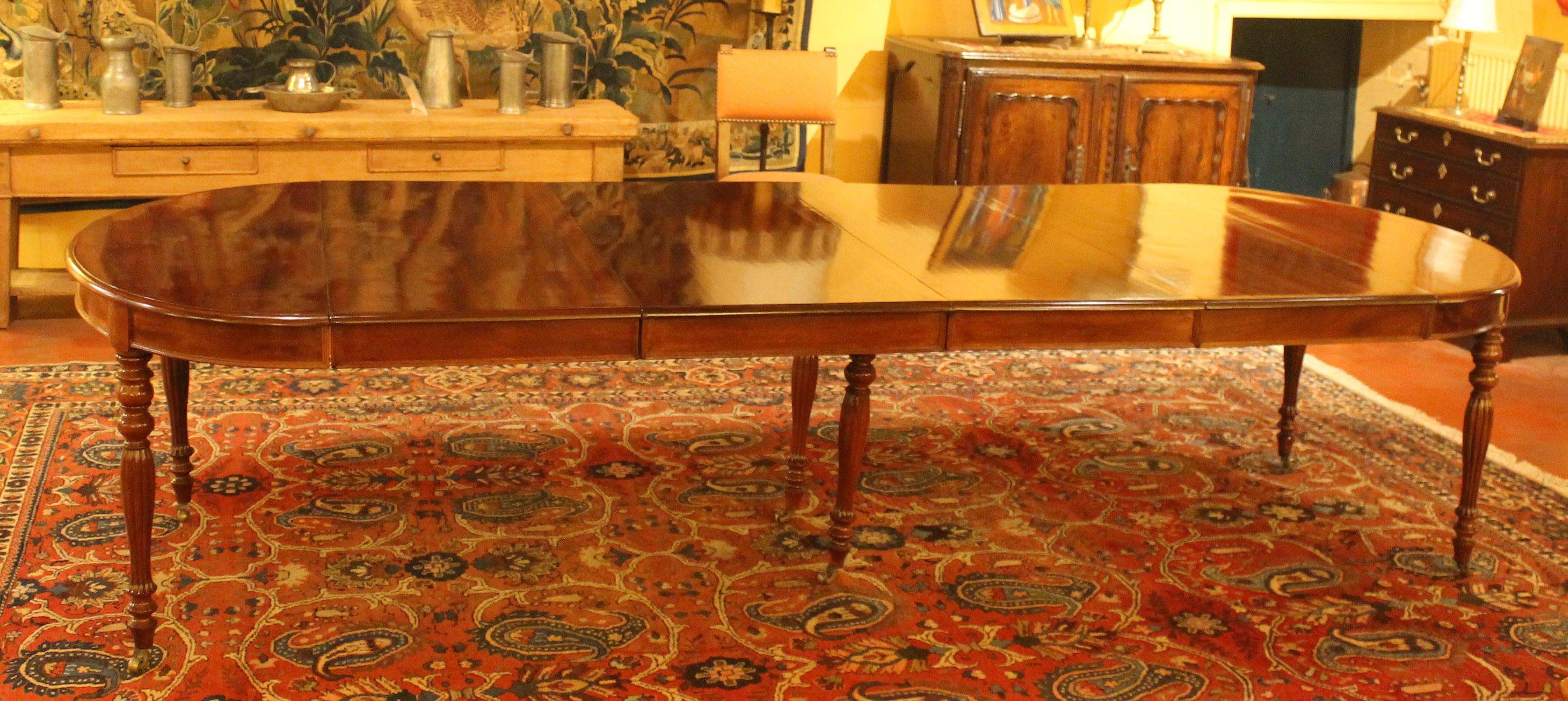 Louis Philippe Extendable Table in Mahogany - 19th Century-France