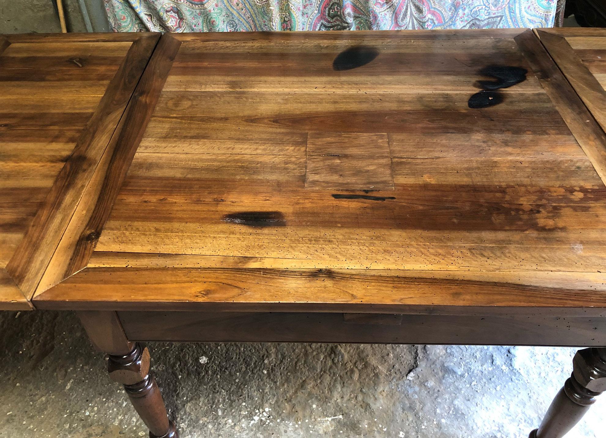 Ausziehbarer Tisch aus massivem toskanischem Nussbaumholz, Original Farmhouse im Angebot 5