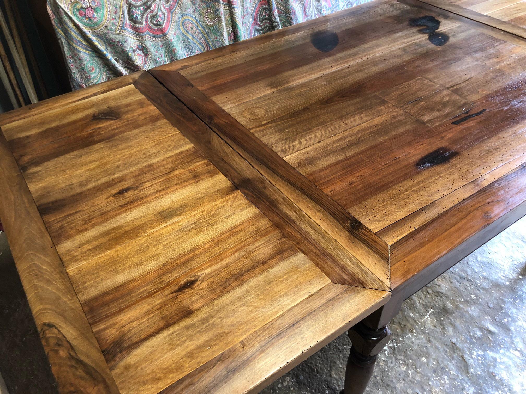 Extendable table in solid Tuscan walnut, original farmhouse.
The table has two extensions, both extending to measure 230 x 110 x 78 cm.
The upper floor shows the signs of burns due to the red-hot antique iron.
 In the past, the table was also