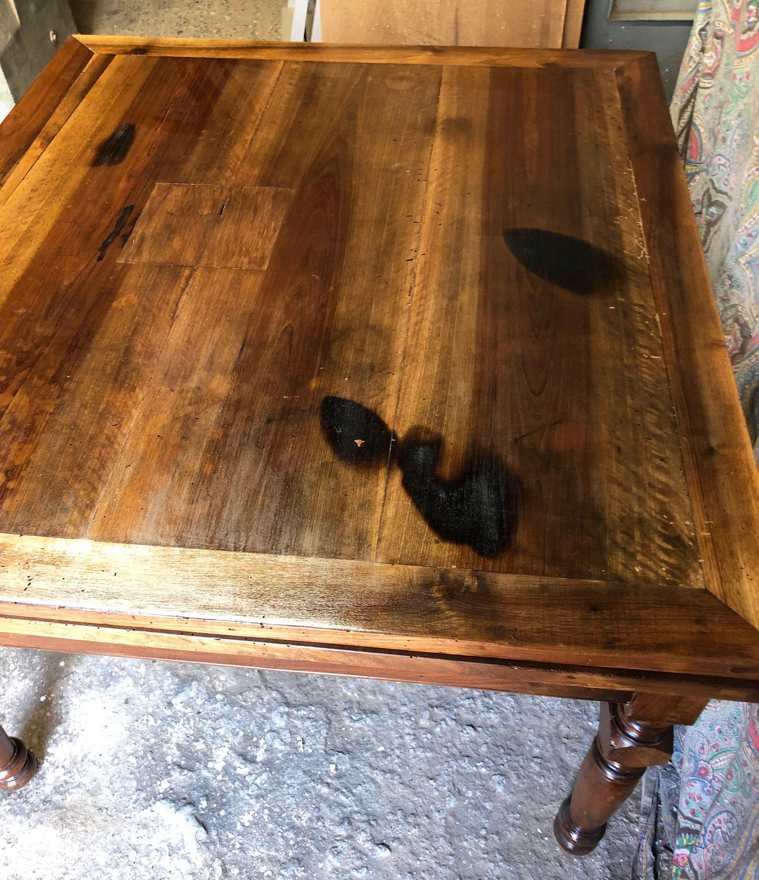 Ausziehbarer Tisch aus massivem toskanischem Nussbaumholz, Original Farmhouse (Rustikal) im Angebot