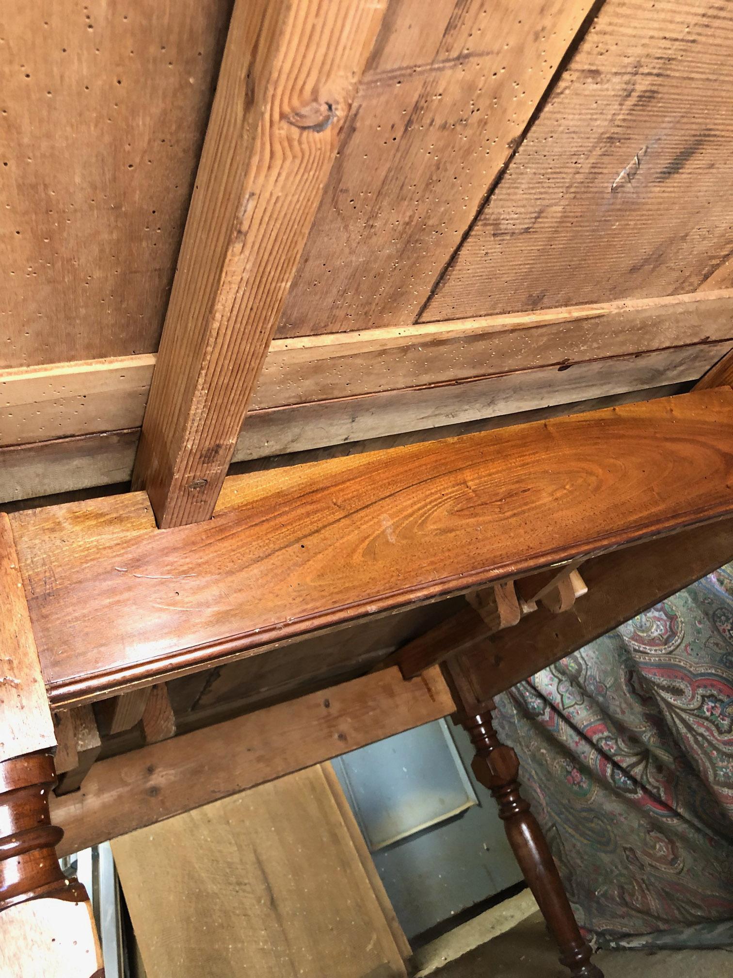 Ausziehbarer Tisch aus massivem toskanischem Nussbaumholz, Original Farmhouse (Walnuss) im Angebot