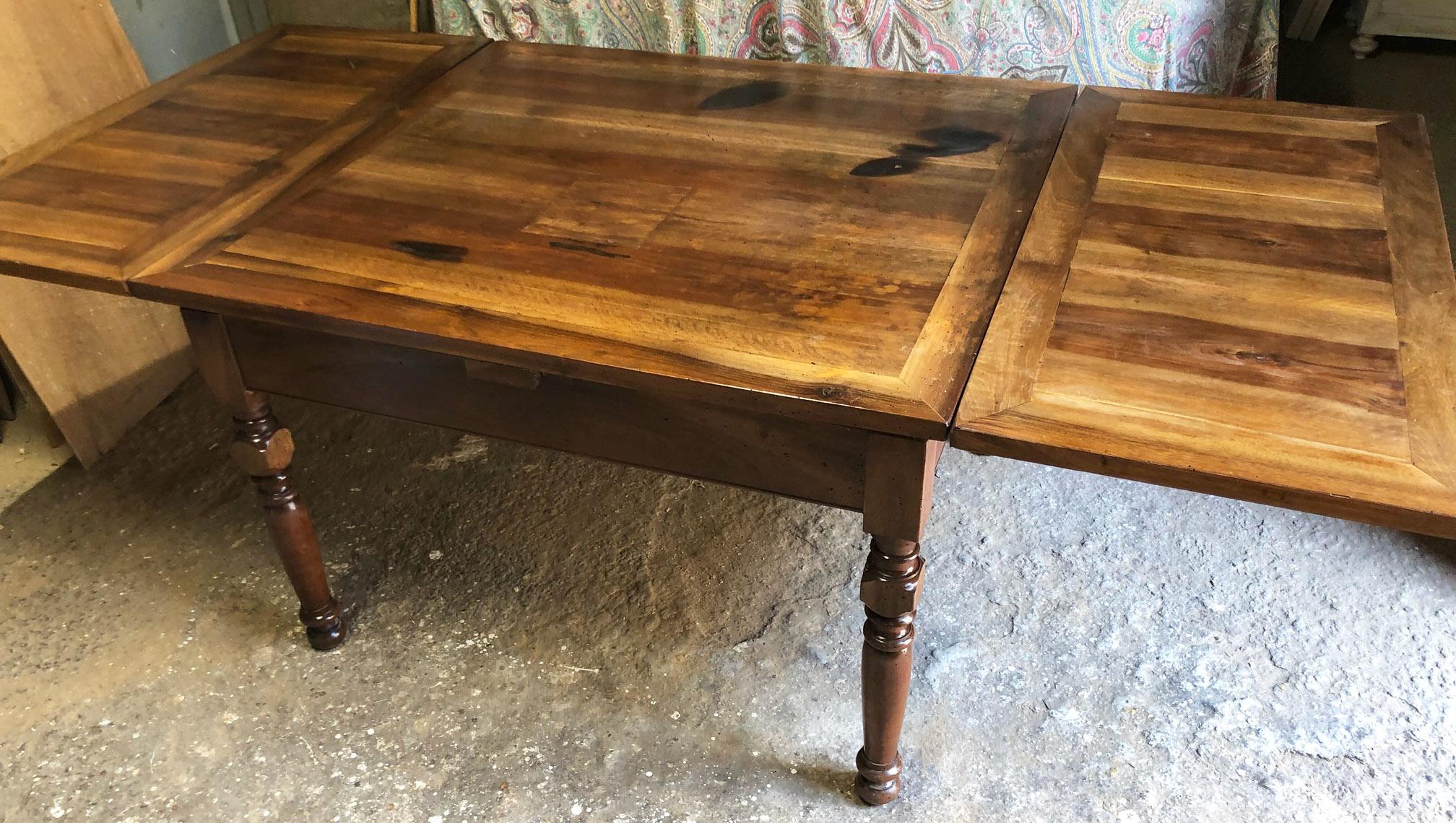 19th Century Extendable Table in Solid Tuscan Walnut, Original Farmhouse For Sale