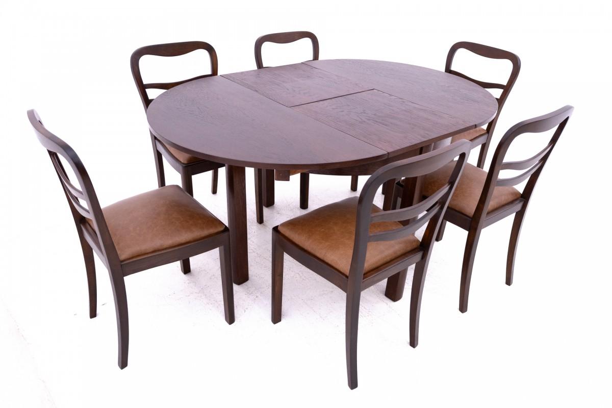 Table avec chaises pour une salle à manger de style Art déco, Pologne, vers 1940.

Meubles en très bon état, après une rénovation professionnelle. Les sièges des fauteuils ont été recouverts d'un nouveau cuir naturel.

Dimensions :

Table : hauteur