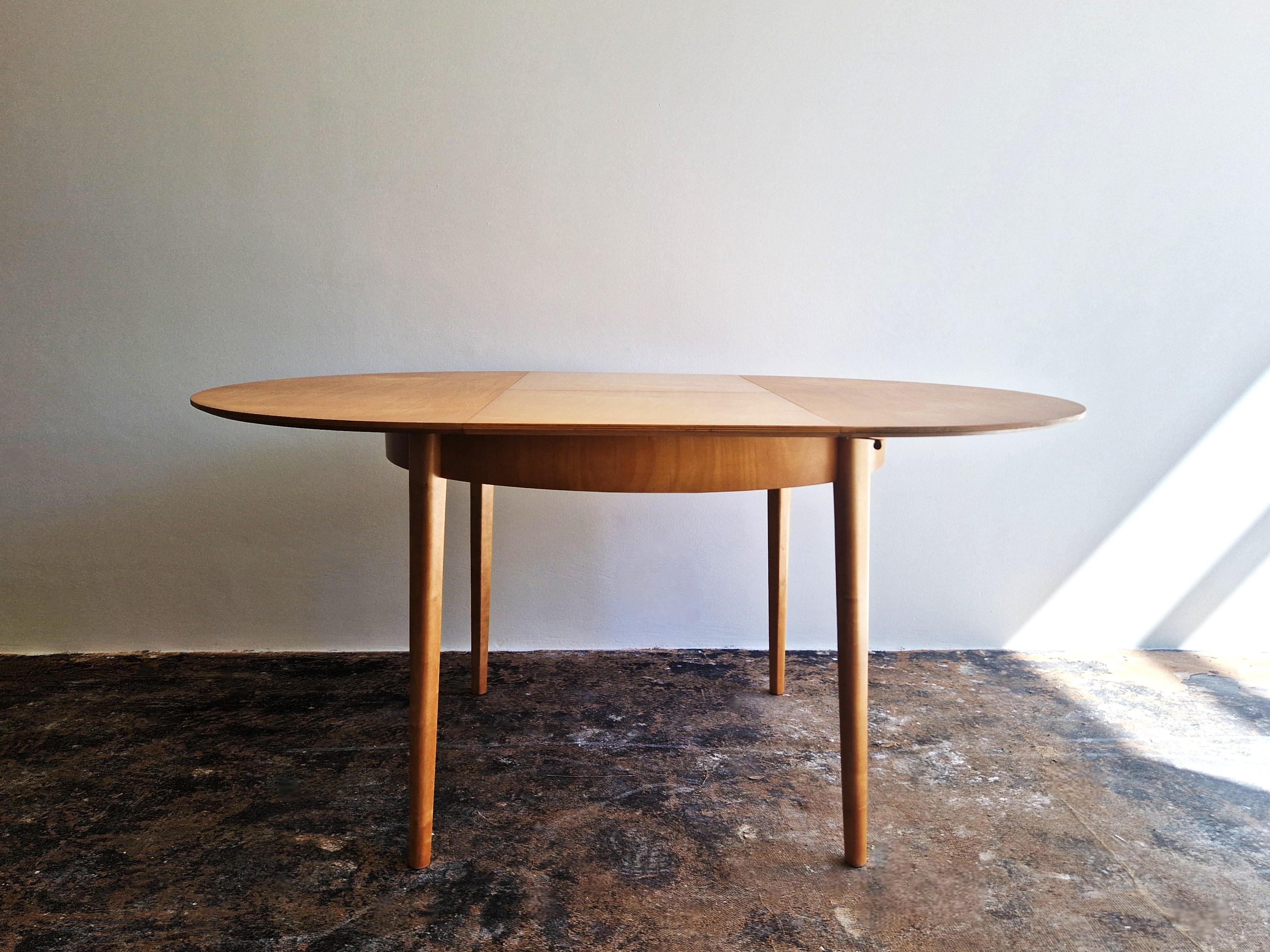 Cette table de salle à manger, modèle TB05, a été conçue par Cees Braakman pour Pastoe dans les années 1950. 

Il s'agit d'une table pour 4 personnes qui peut être rallongée pour accueillir 6 personnes.  
Le plateau de la table est plaqué en bouleau