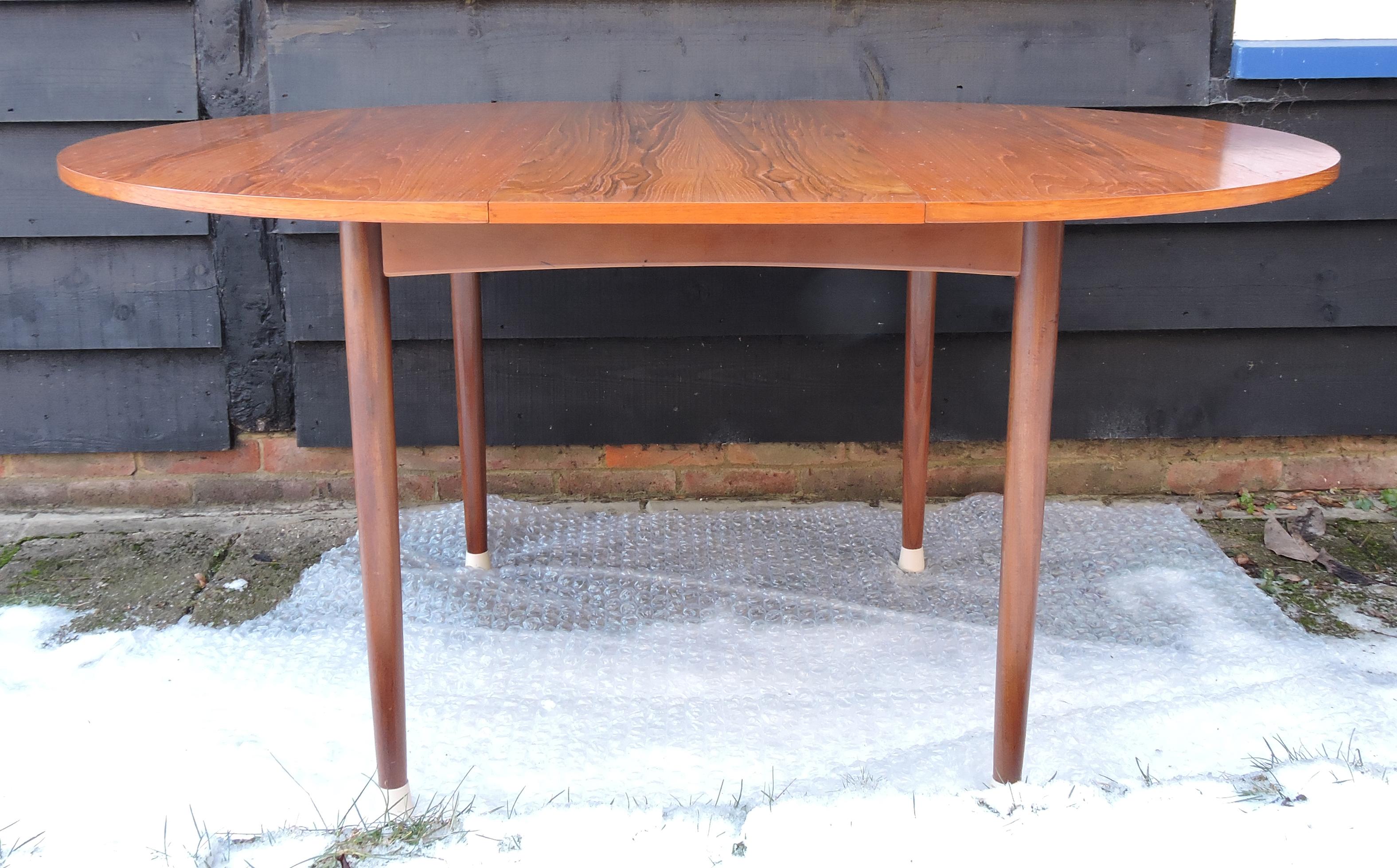 Extendable Teak Dining Table, 1960s In Good Condition For Sale In Chesham, GB